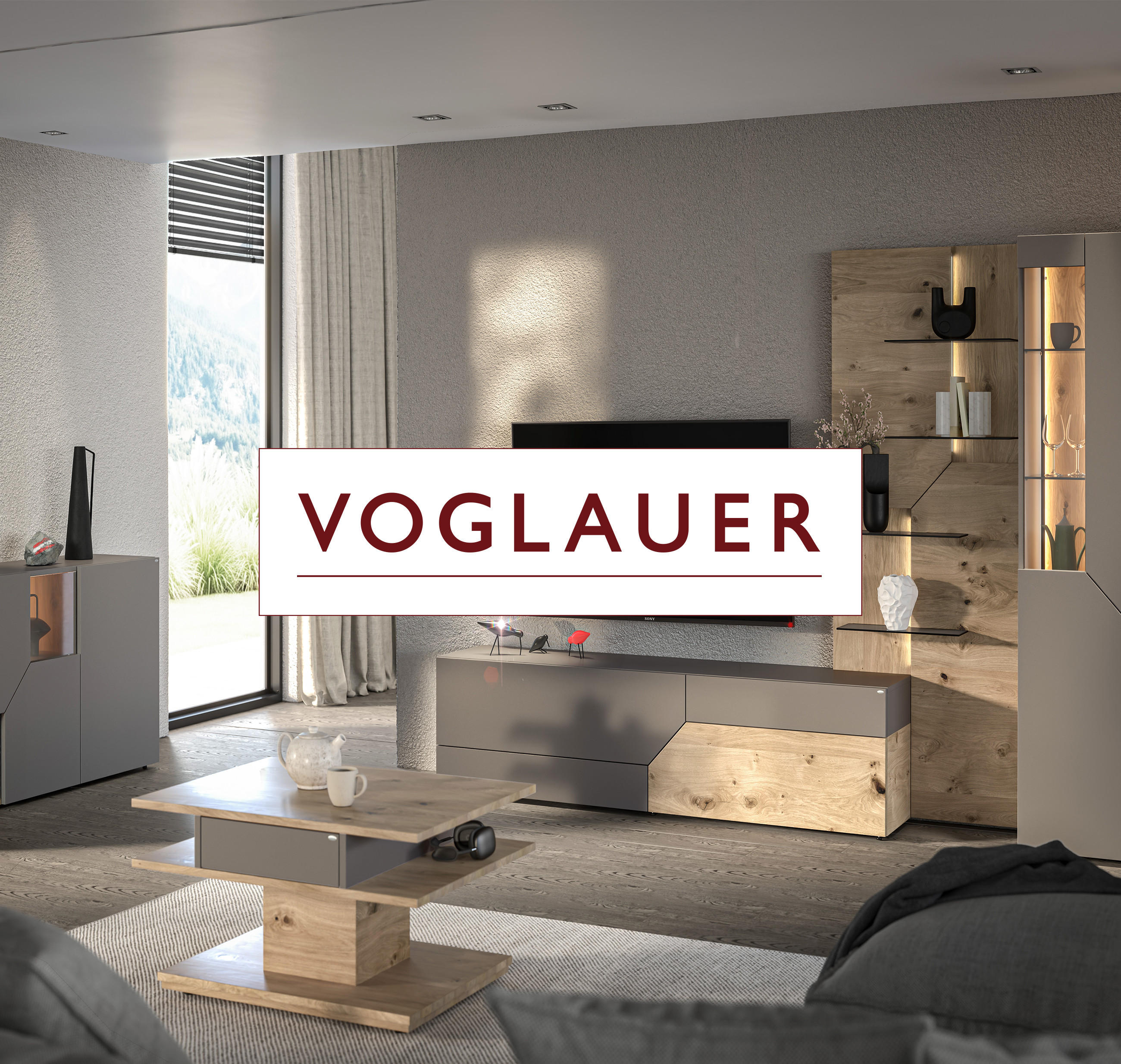 Moderner Wohnraum mit Voglauer-Möbeln, darunter ein Sideboard, ein Couchtisch und eine Wandlampe mit integriertem Licht an der Holzwand.