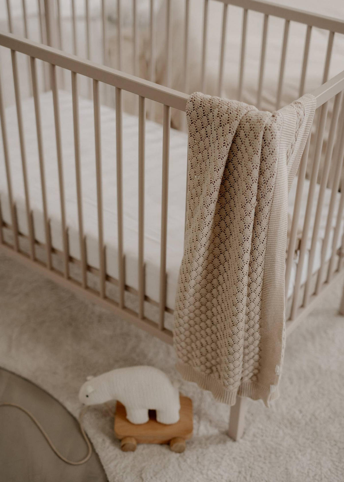 BEISTELLBETT mit Rollen und Umbauseite - sahara dust - Dreamy 4 in 1 Bett - Sandfarben, Holz (120/90/60cm) - Sämann – make a difference.