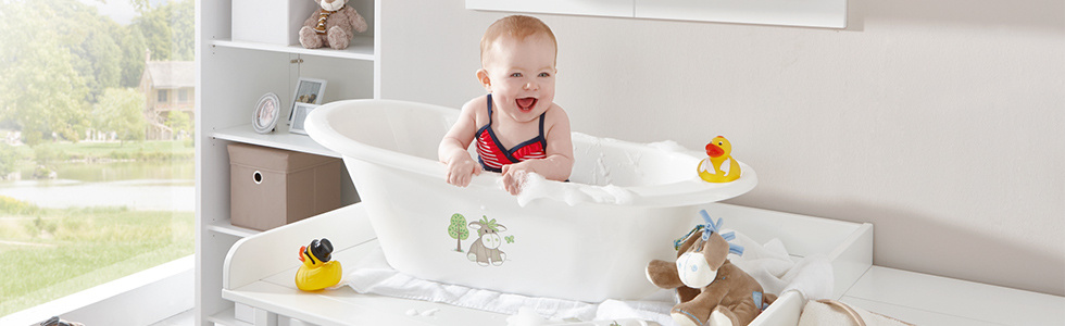 Baby in Badewanne