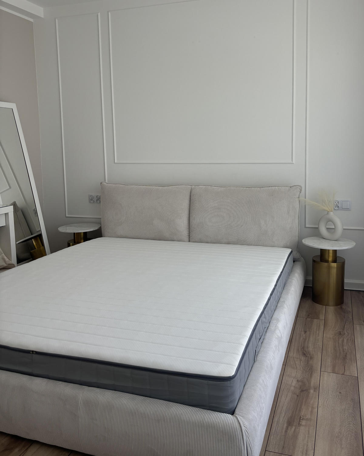 MATRACE S KAPSOVÝMI PRUŽINAMI A PAMĚŤOVOU PĚNOU H2/3 Střední 180/200 cm Breez - bílá, textil (180/200cm) - Beliani