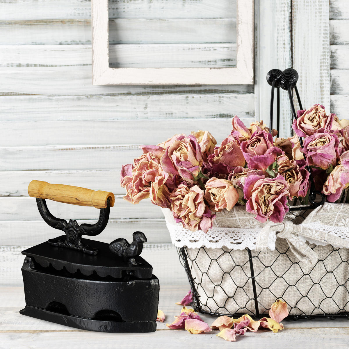 DEKORAČNÉ žehlička - čierna, kov/drevo (18cm) - Relaxdays