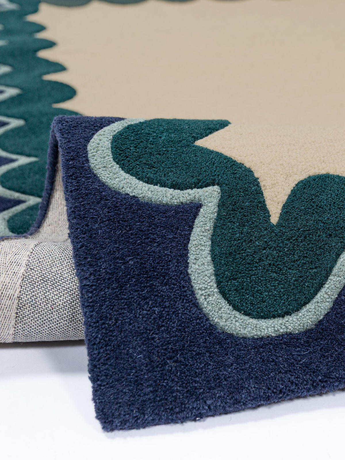 TEPPICH aus Wolle, handgetuftet, WAVENEY, in Petrol, Zickzack-Wellenbordüre, 140 x 200 cm - Türkis, Textil (140/200cm) - KADIMA DESIGN