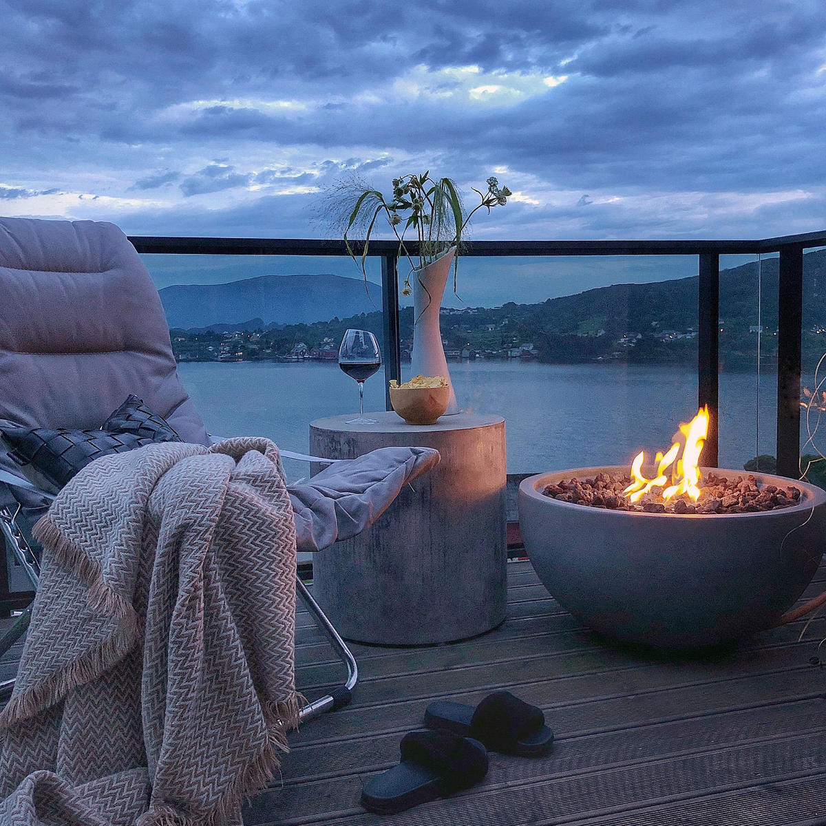 FEUERTISCH Nantucket Gasfeuerstelle aus GF-Beton 67/67/35 cm - Hellgrau, Naturmaterialien (68/36/68cm) - Elementi