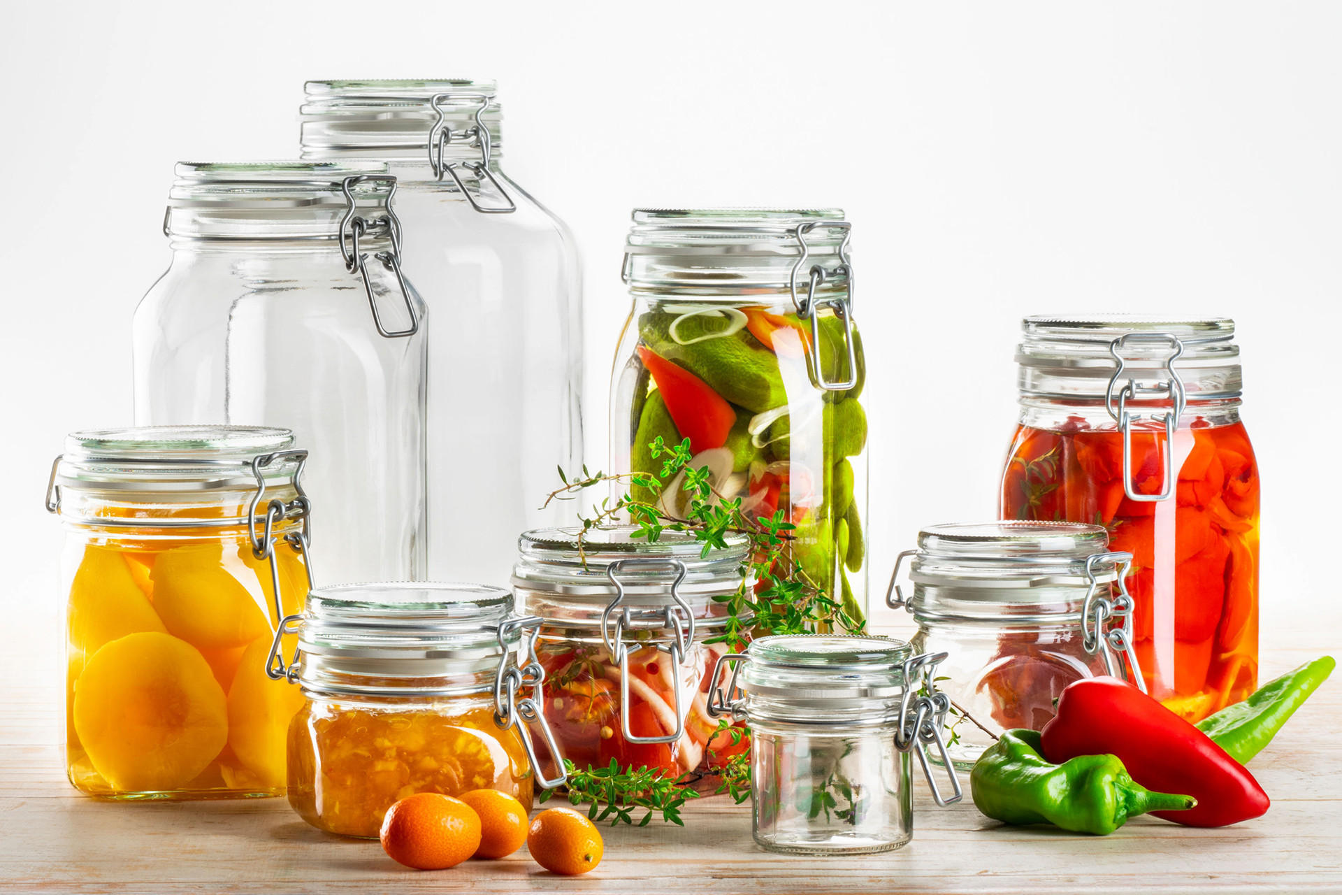 Aufbewahrungsgläser/Einmachgläser durchsichtig mit diversem Gemüse und Obst
