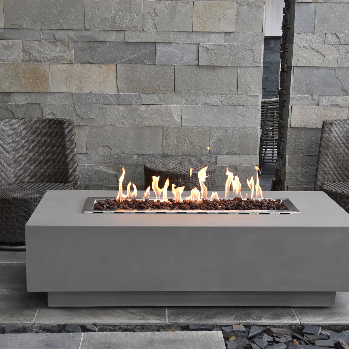 FEUERTISCH Granville Gasfeuerstelle aus GF-Beton - 4-tlg. Set inkl. Glasumrandung, Brennerabdeckung und Gasflaschen-Abdeckung - Hellgrau, Naturmaterialien (70/43/152cm) - Elementi