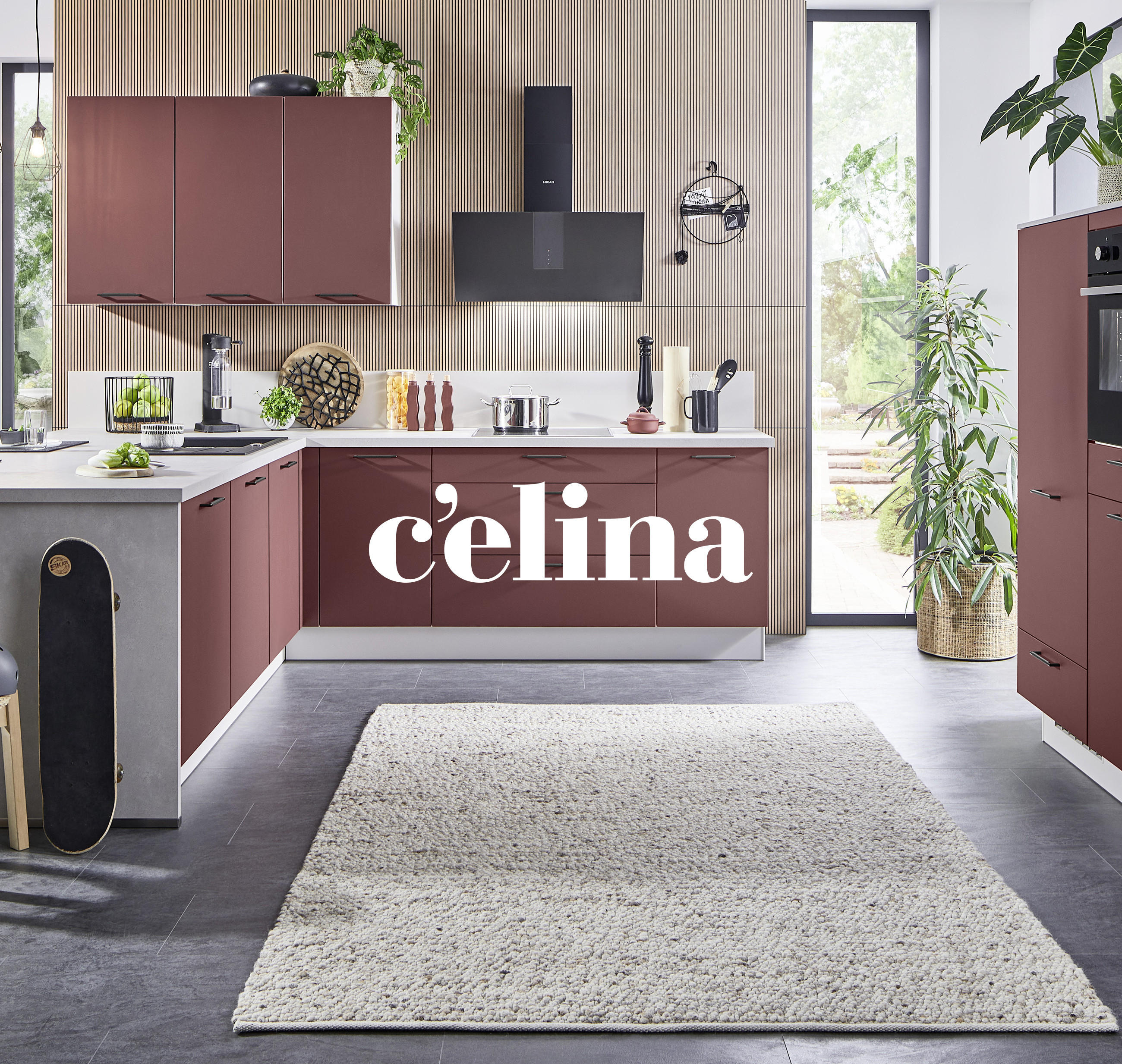 CELINA Küche in Rot mit Küchenrückwand aus Holz.