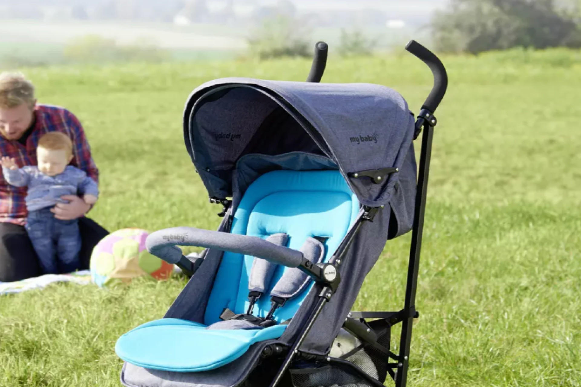 grau-blauer Buggy im Schirmformat