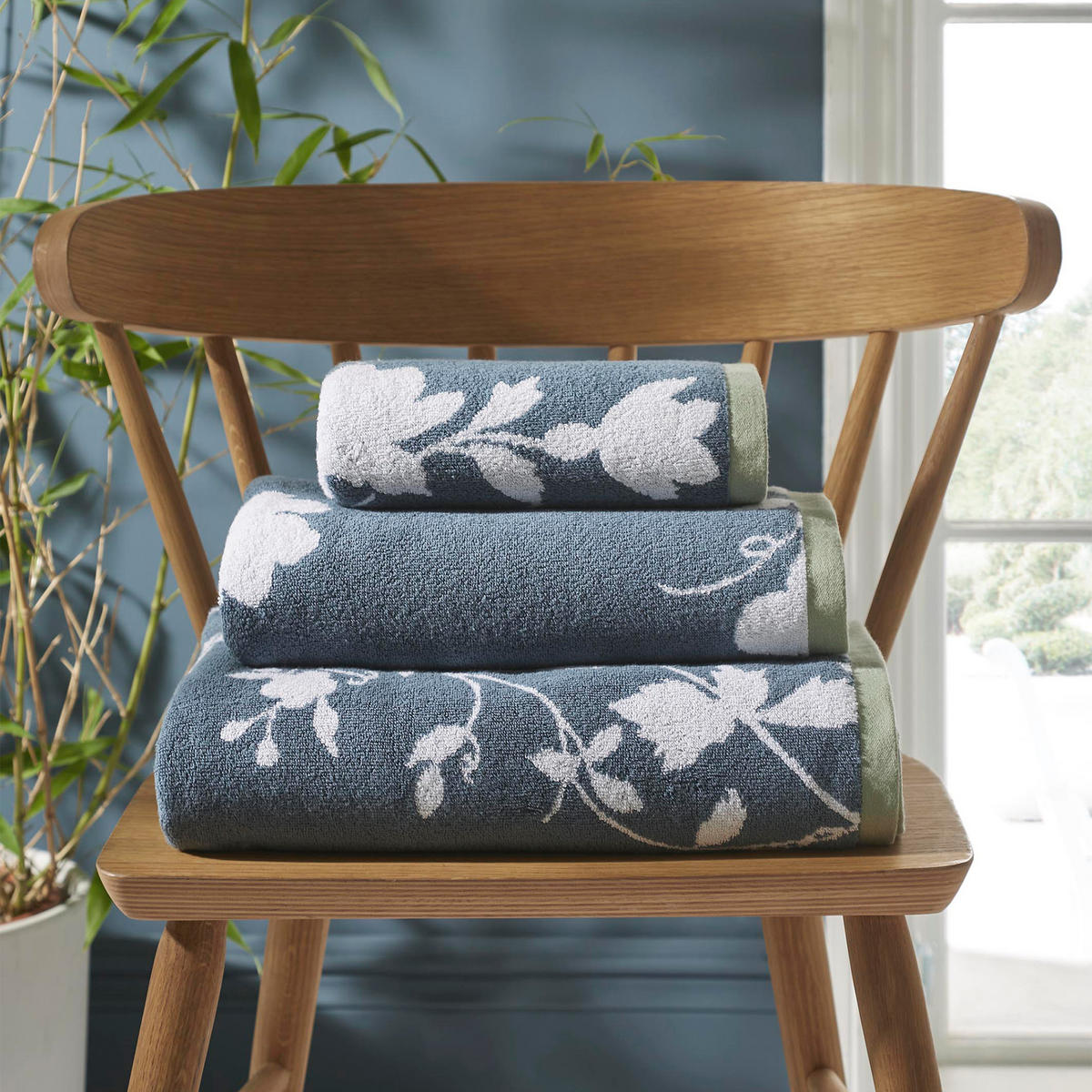 BADETUCH Englischer Blütengarten 70/125cm - Weiß/Dunkelblau, Textil (125/70cm) - LAURA ASHLEY