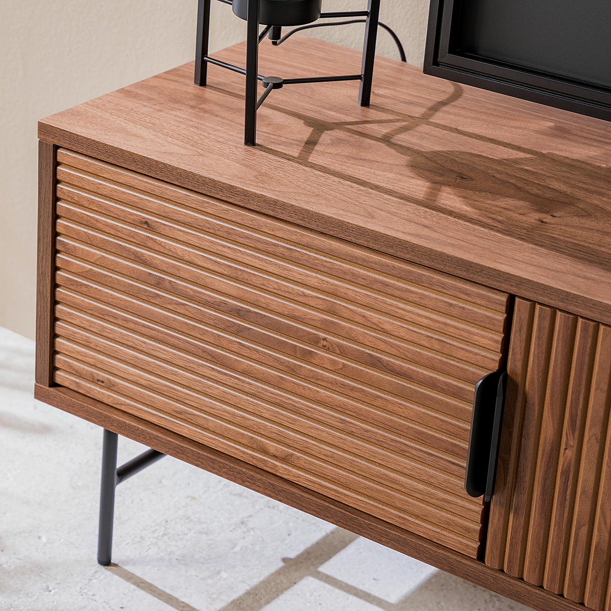 TV-LOWBOARD KNIVS - 160 CM - Walnussfarben/Schwarz, Holzwerkstoff (160/50/40cm) - home24