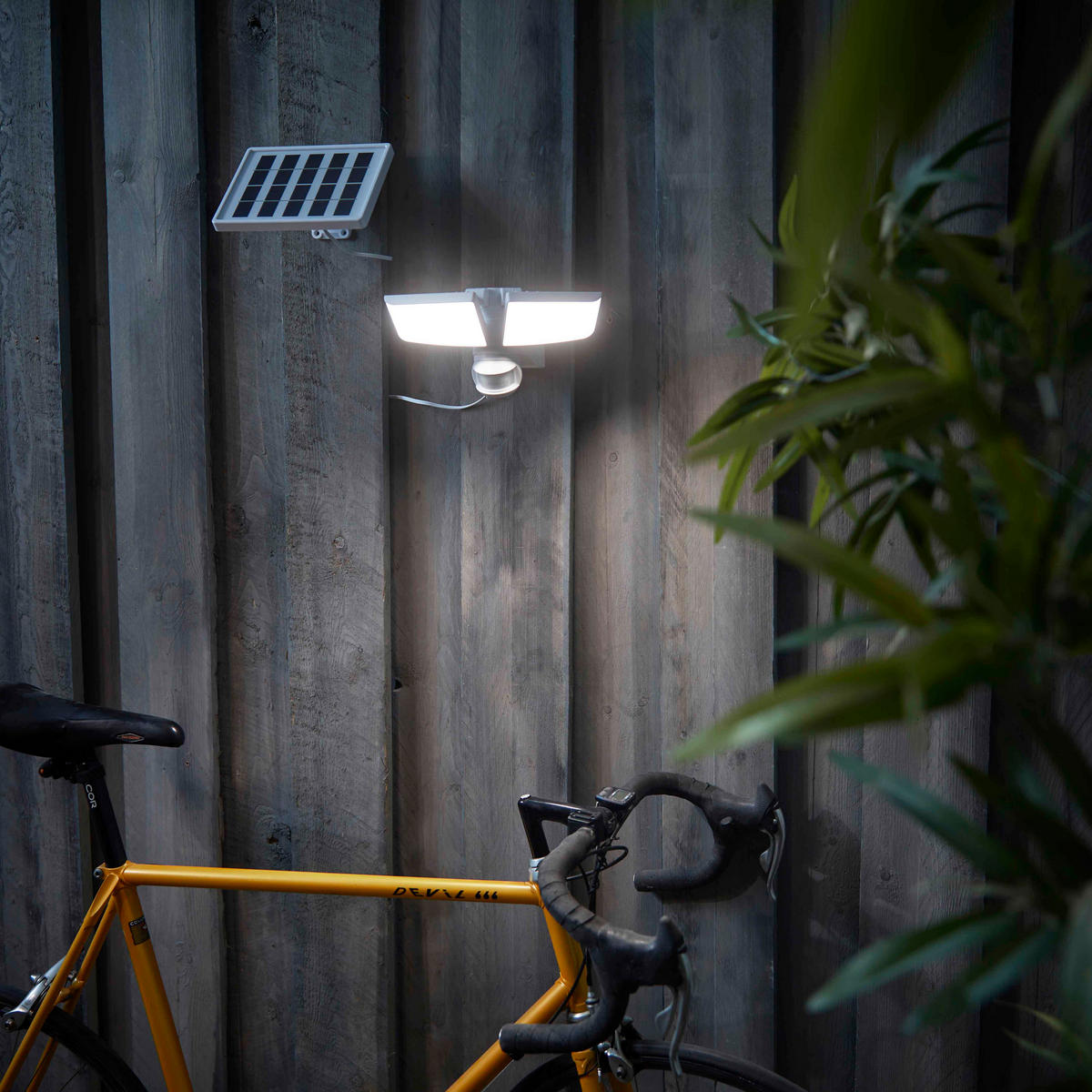 LED-SOLAR-STRAHLER - mit Bewegungsmelder und schwenkbaren Köpfen für Innen und Außen, 2er-Set - Weiß, Kunststoff (15.5/24/18.2cm) - Northpoint