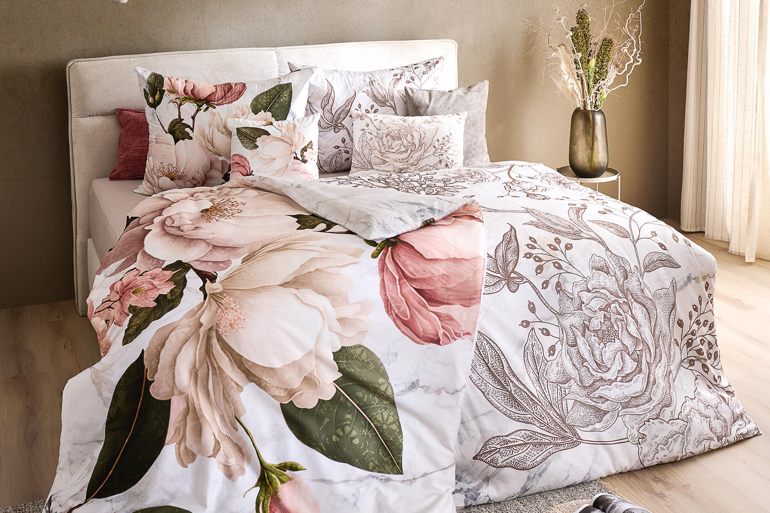 Bett mit blumiger Bettwäsche
