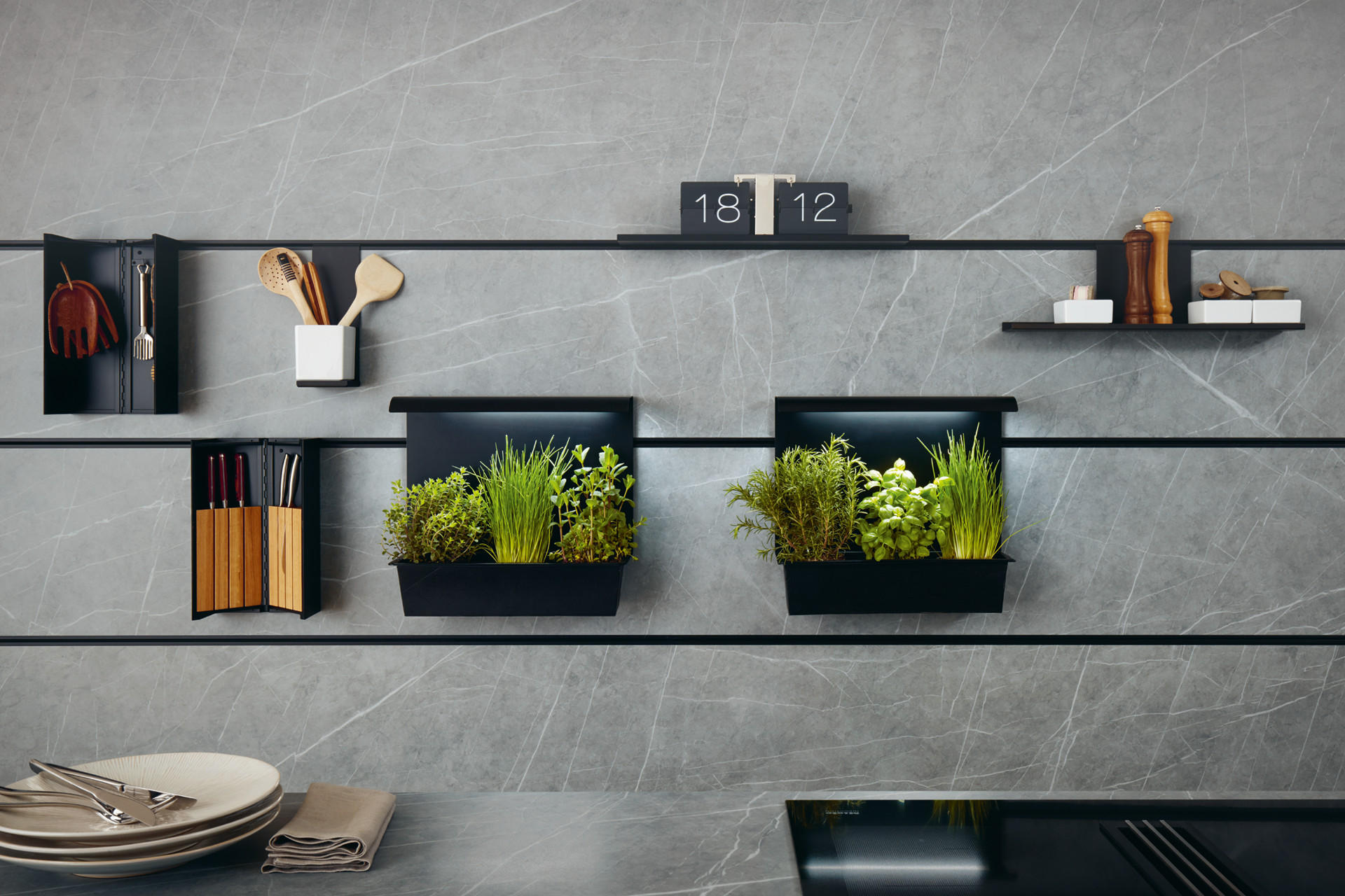 Küchenrückwand mit Hängeelemente für Küchenutensilien