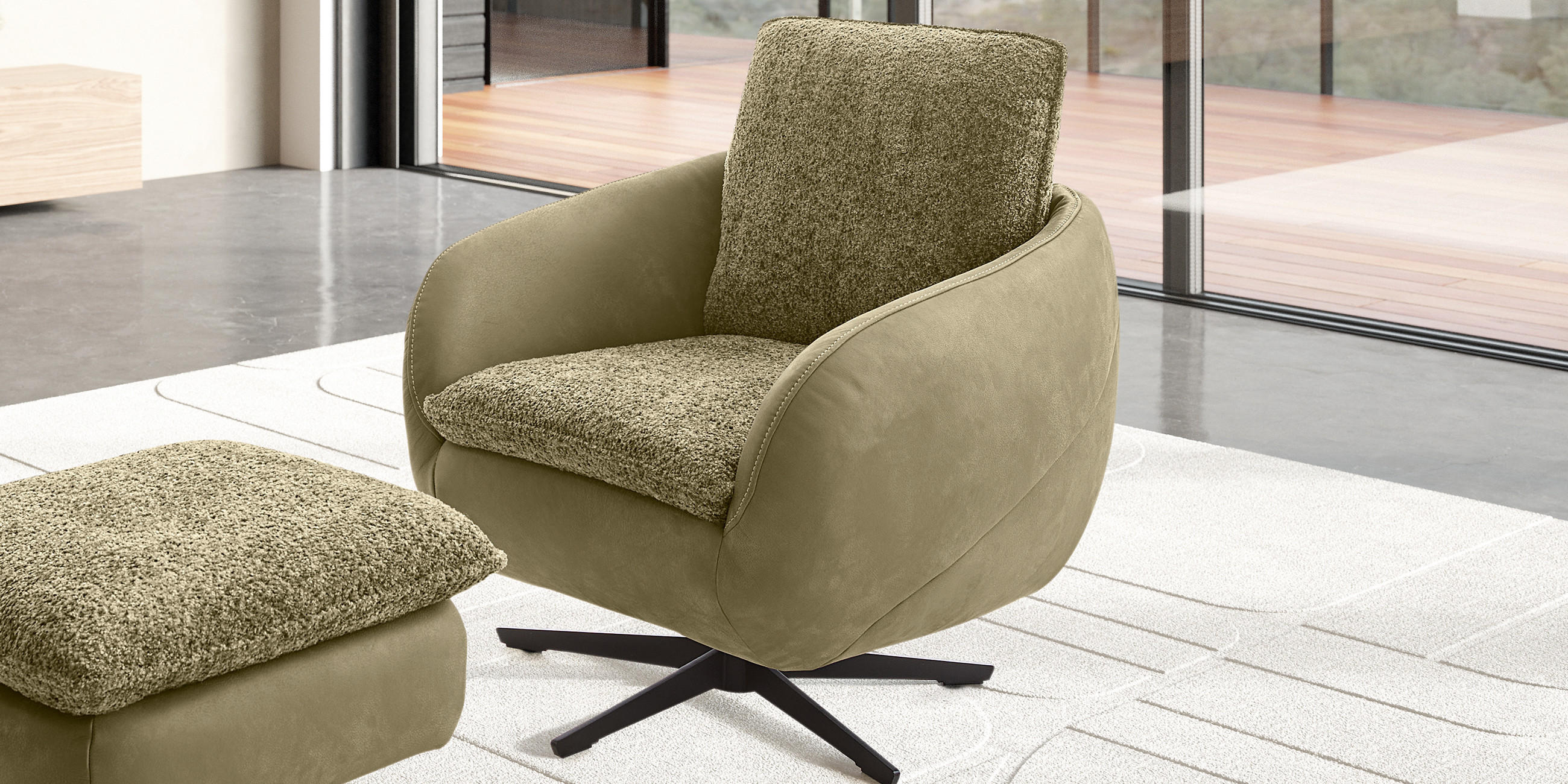 Koinor Sessel mit passendem Hocker in Beige, drehbarer Fuß, modernes Design