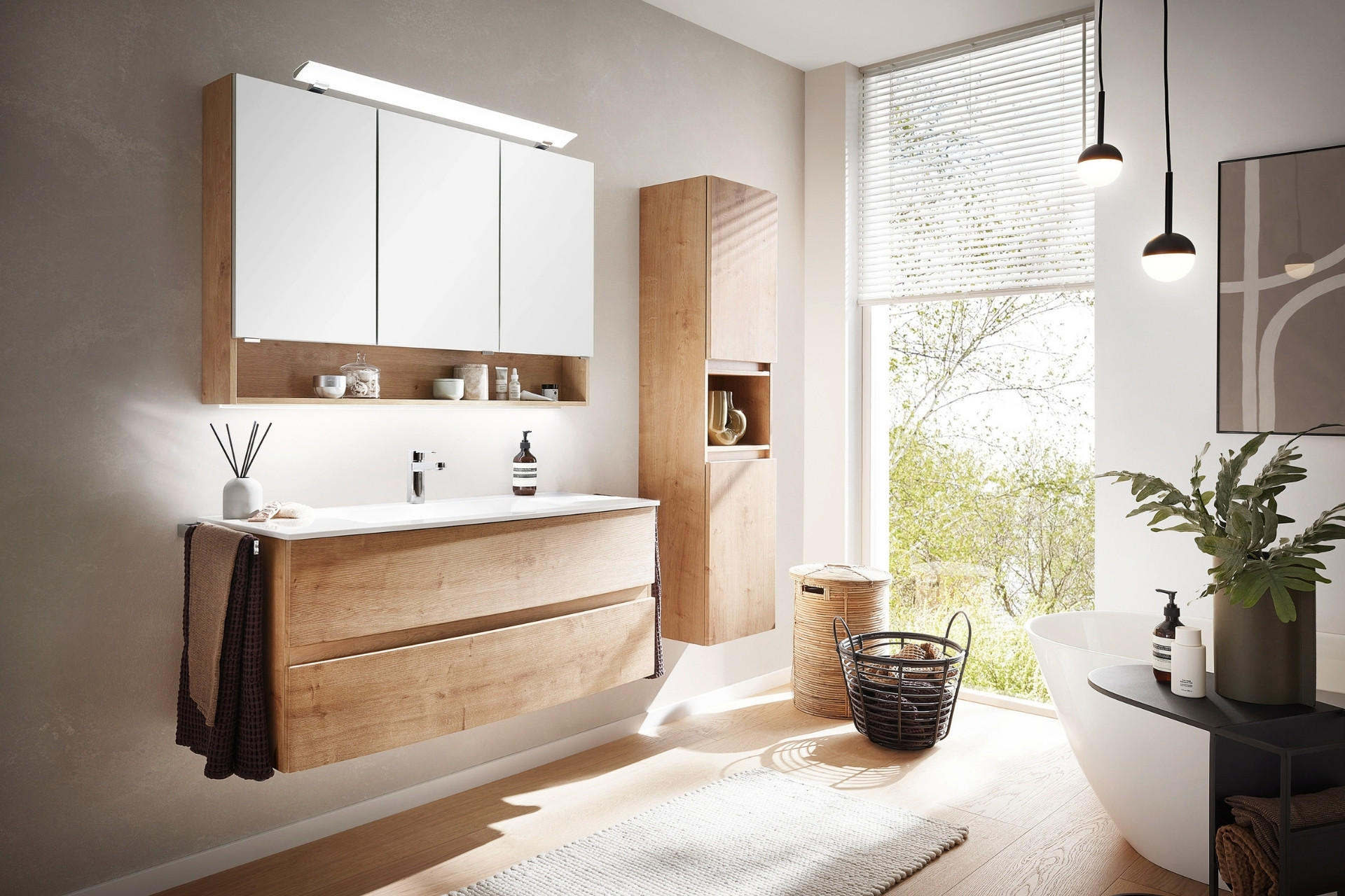Helles Badezimmer aus Holz, großes Waschbecken mit Spiegelschrank