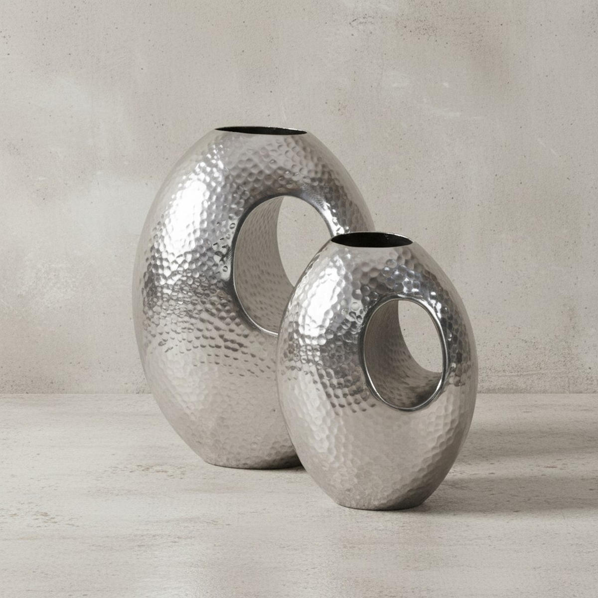 VASE 2er Set Aluminium mit Tragegriff Hammerschlag Modern Handgefertigt, Silbern 29x17x39 cm - Silberfarben, Metall (39cm) - KADIMA DESIGN