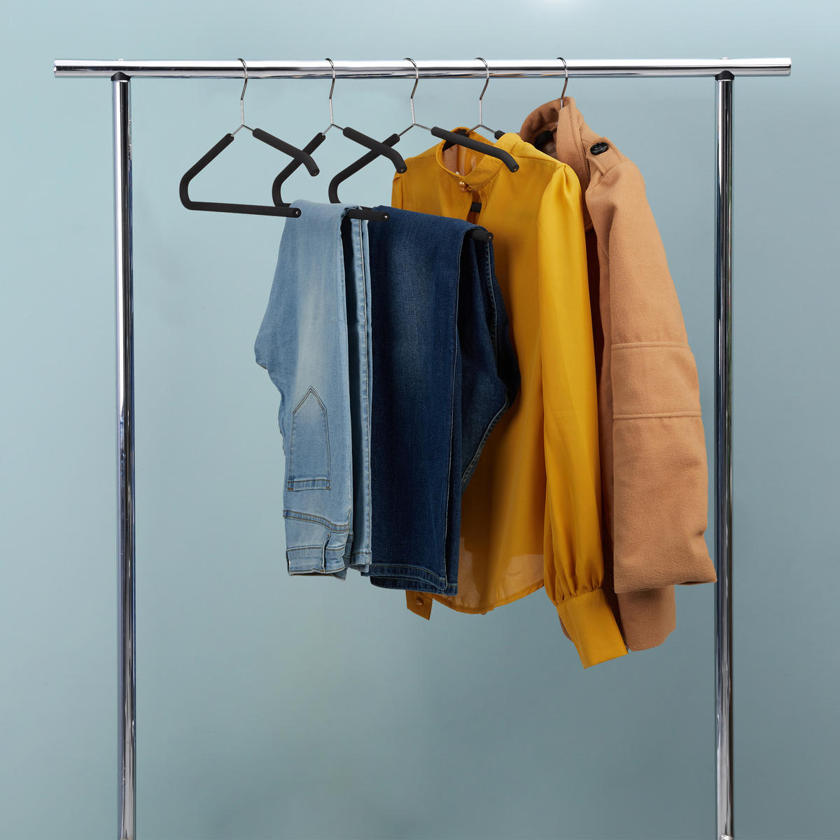 VEŠIAK na šaty - čierna, kov/textil (42.5/15.5/0.5cm) - Relaxdays