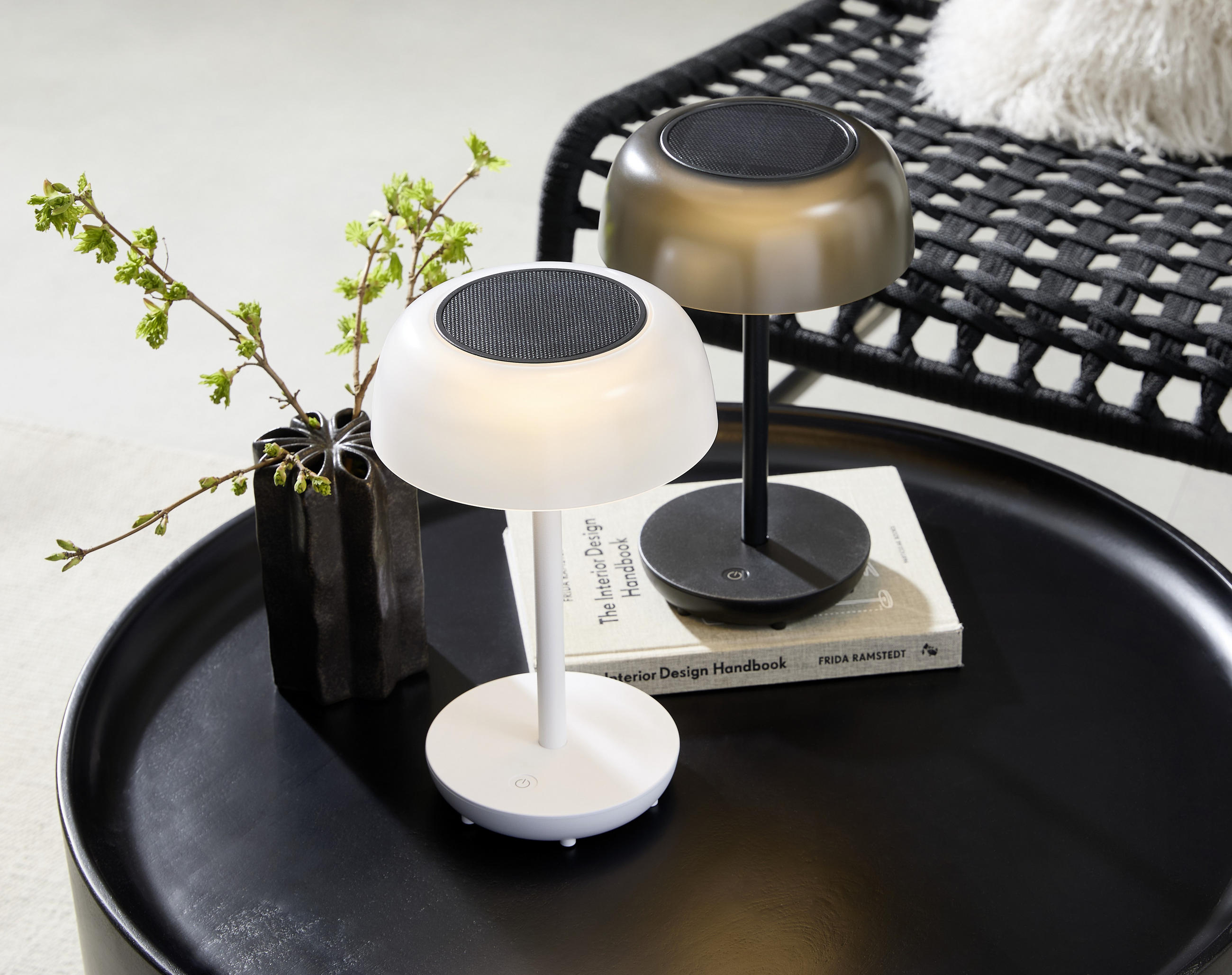 akkumulátoros asztali lámpa, fehér, fekete színben, kerek asztalon