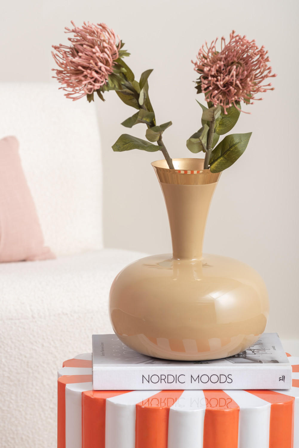 Thumbnail - Present Time Vase, Weiß, Metall, Rund, 29 cm, CE, Dekoration, Vasen, Metallvasen