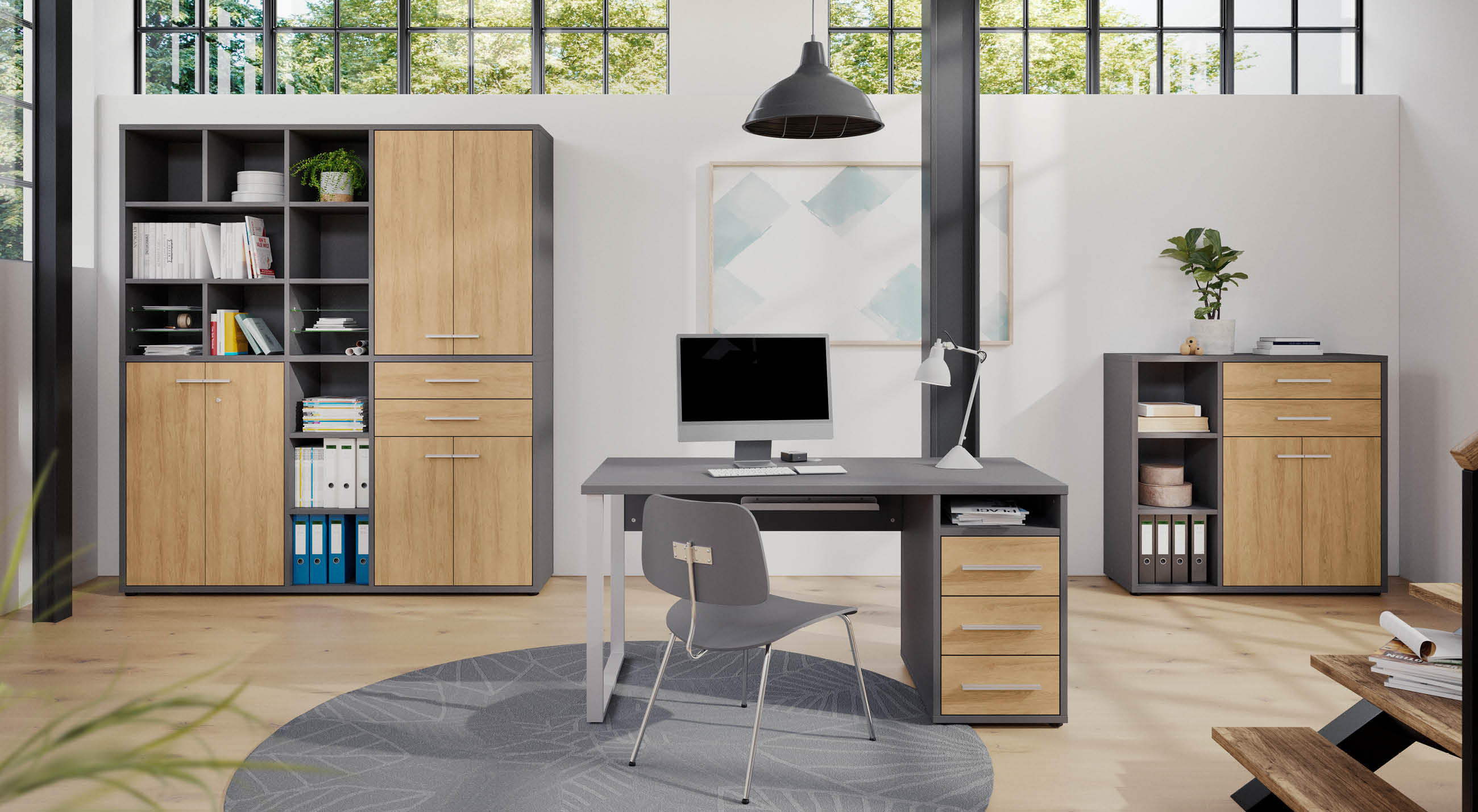 Modernes Arbeitszimmer mit einem Schreibtisch, einem Stuhl und mehreren Schränken.