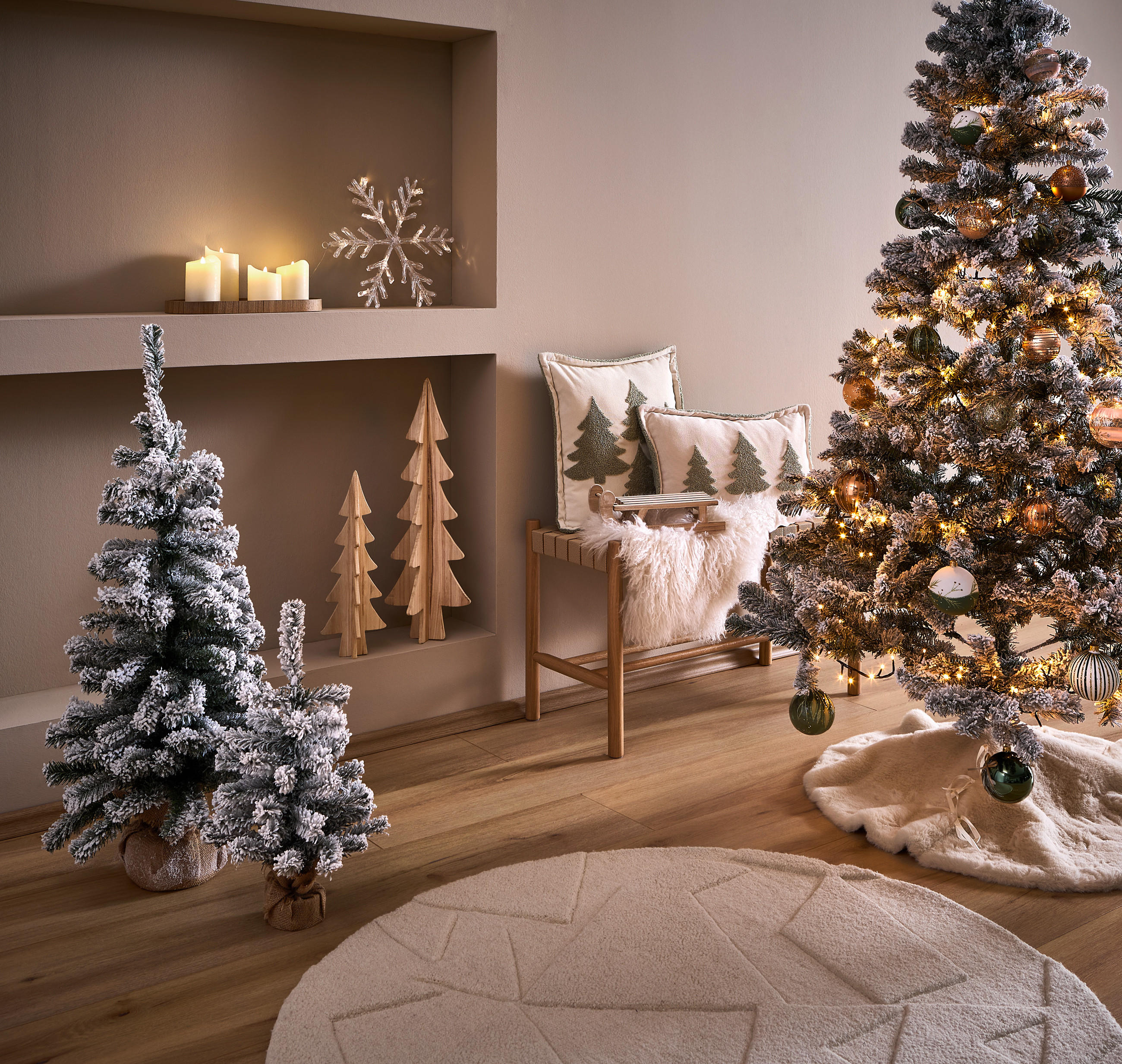 Weihanchtsdekoration mit Weihnachtsbäumen