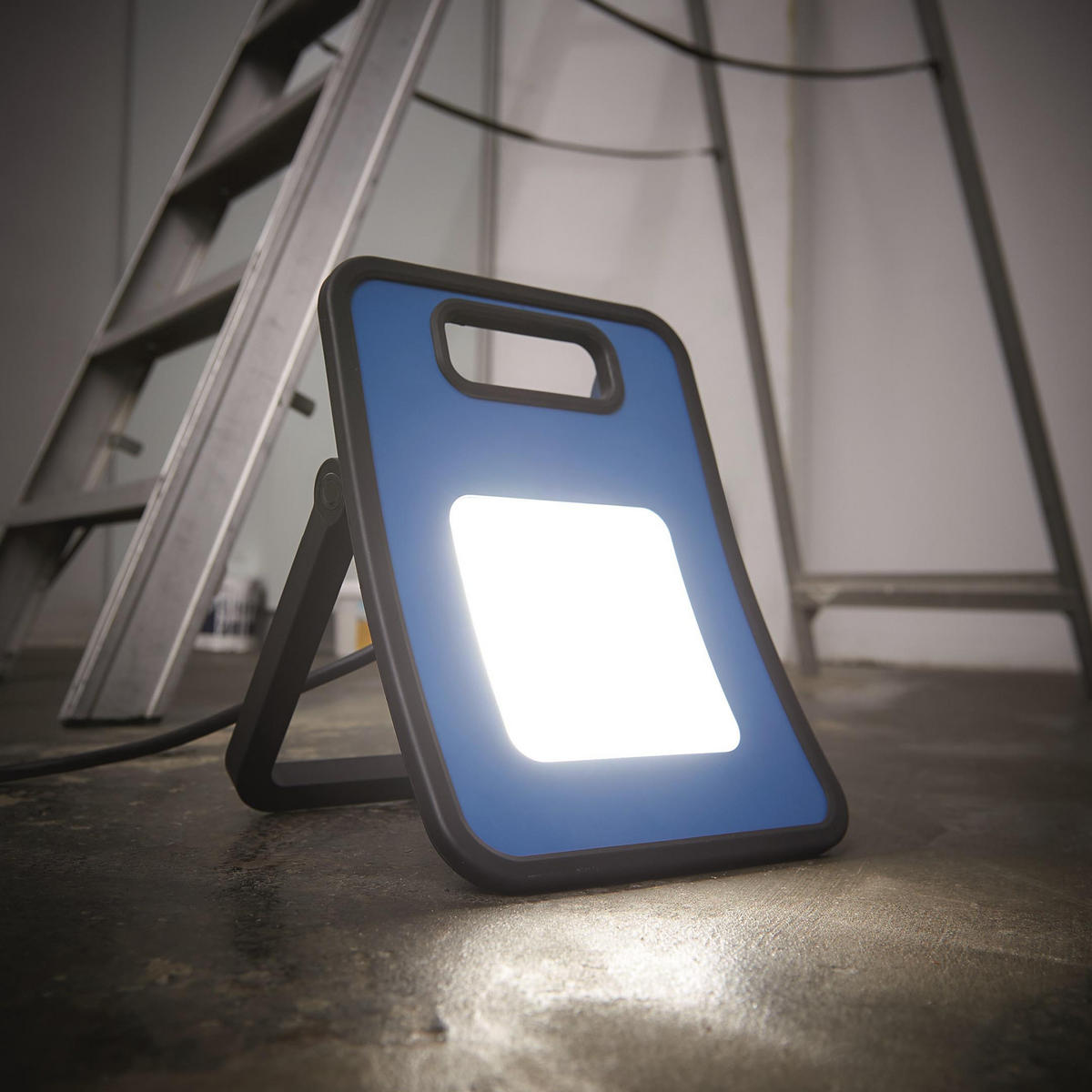 LED-ARBEITSSTRAHLER - 30W mit 3000 Lumen, stabiler Standfuß und rückseitiger Steckdose für Innen- und Außeneinsatz, 3m Netzkabel - Schwarz, Metall (8.5/33/24cm) - Northpoint