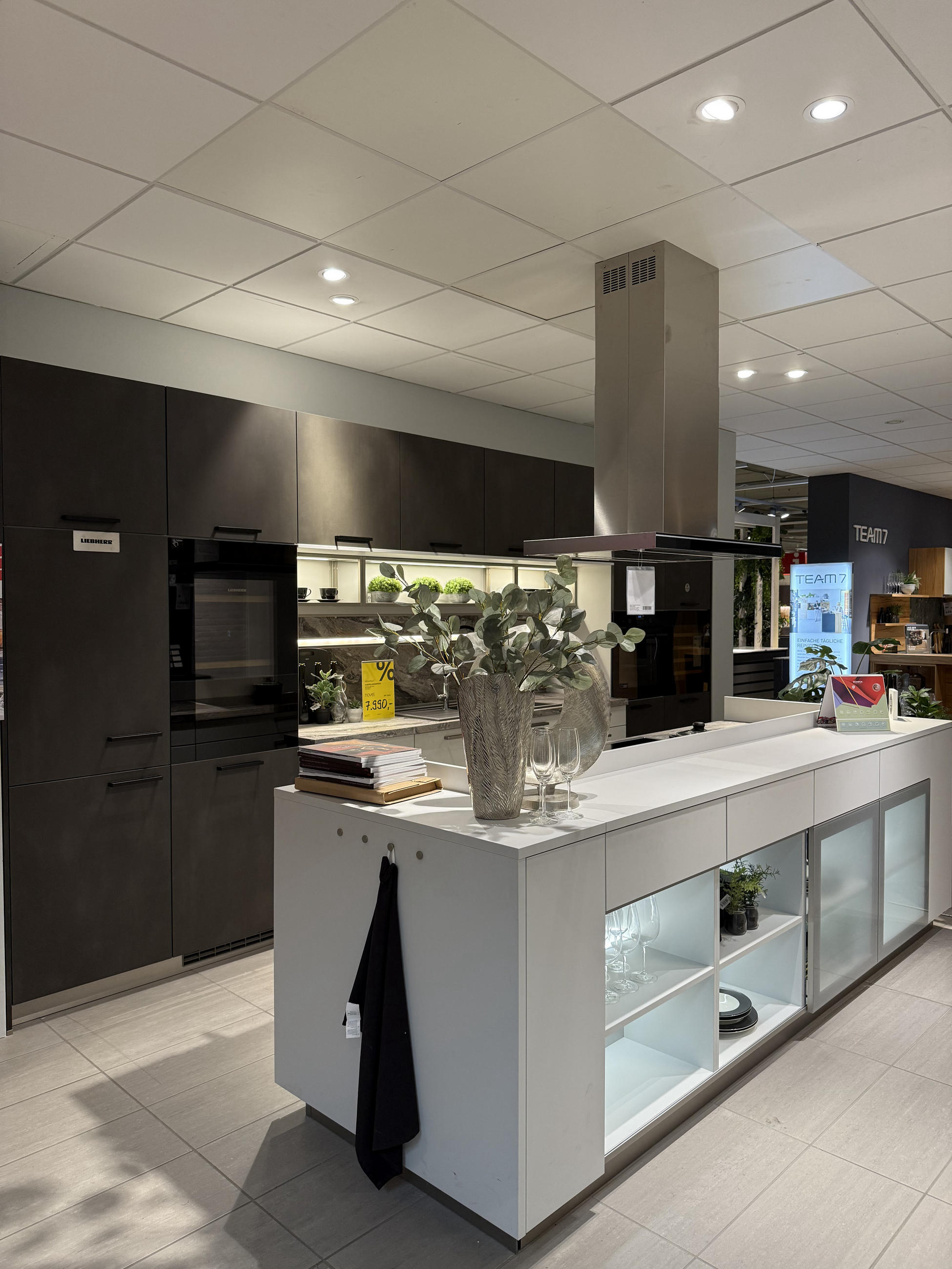 Moderne Designküche von Novel – Zeile, Insel & Hängeelement - Novel