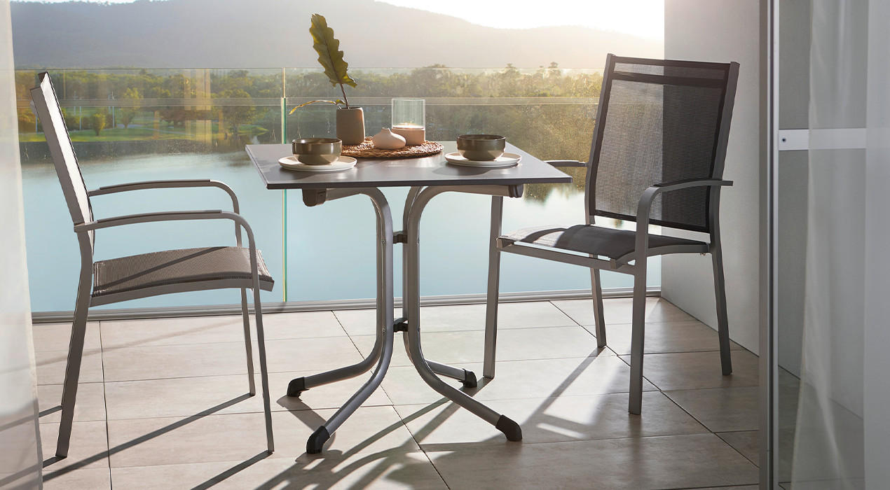 Sieger Teaserbild Tisch Stuhl grau Balkon Outdoor