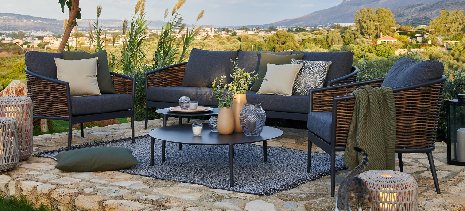 Stylový zahradní nábytek s modrými polstry