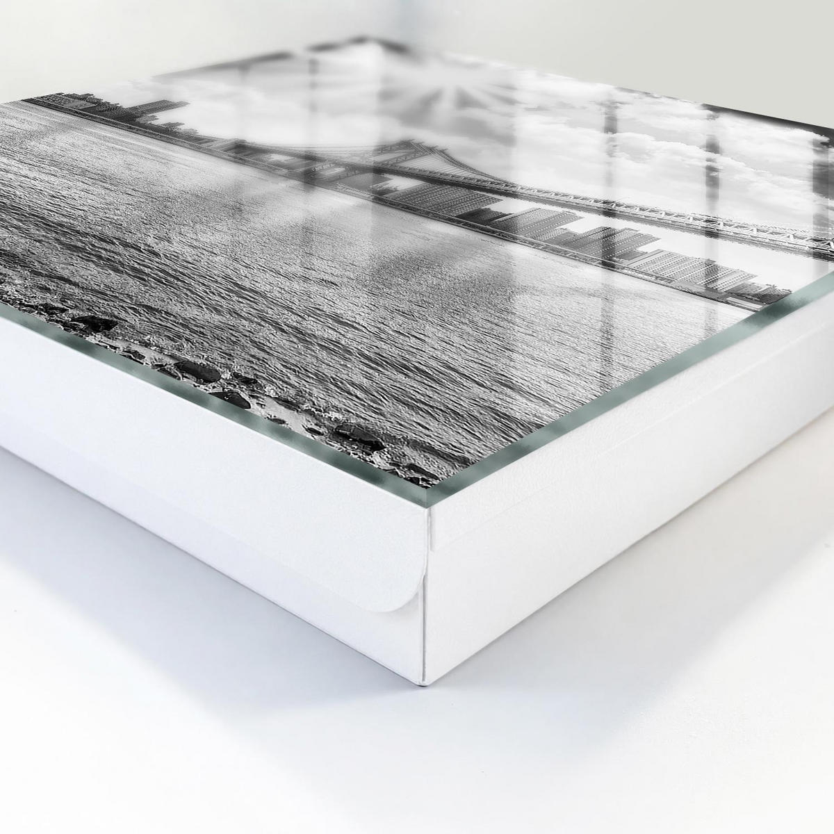 SCHLÜSSELBOX Weiß 30x30 cm – Türöffnung nach rechts - Die Stadt und die Brücke - Multicolor, Metall (30/30/5cm) - TULUP