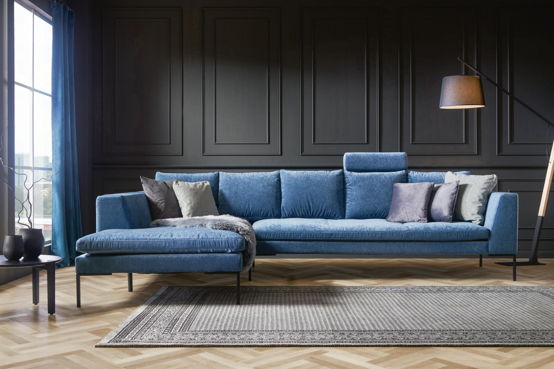 Modernes Designer-Wohnzimmer mit blauer Wohnlandschaft