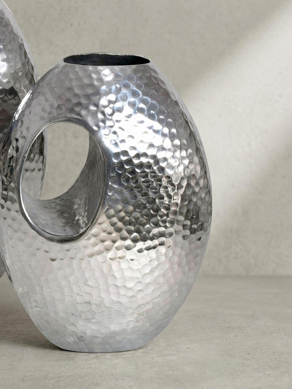VASE 2er Set Aluminium mit Tragegriff Hammerschlag Modern Handgefertigt, Silbern 29x17x39 cm - Silberfarben, Metall (39cm) - KADIMA DESIGN