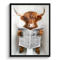 GERAHMTES BILD Schottisches Hochlandrind - Tier - Zeitung - Toilette 60x80 cm - Kastanienfarben, Papier (60/80cm) - MuchoWow