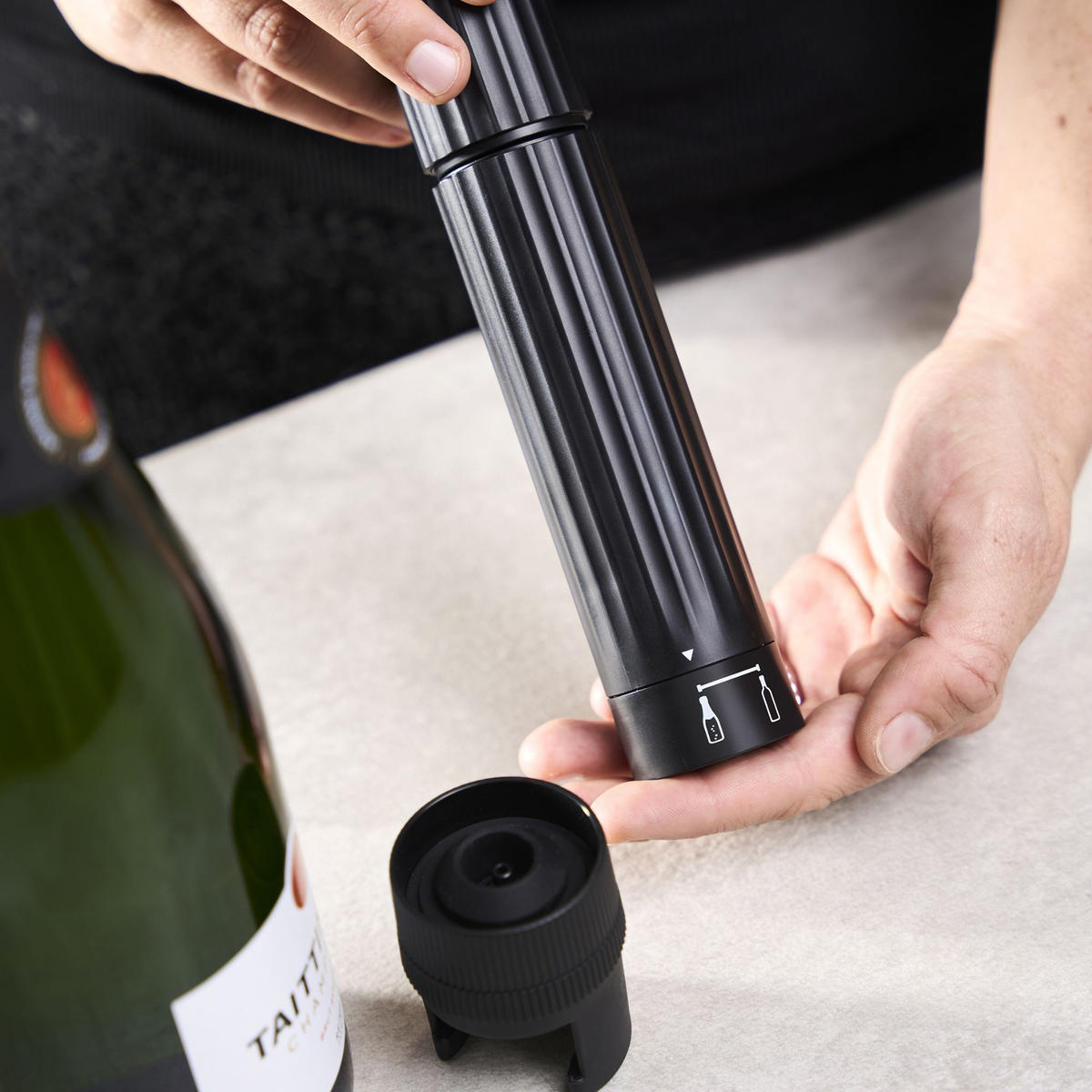 GESCHENKSET Pop'n'Preserve Malbec Korkenzieher Vakuumpumpe Preserve Duo - Schwarz, Kunststoff (4/20/4cm) - PEUGEOT