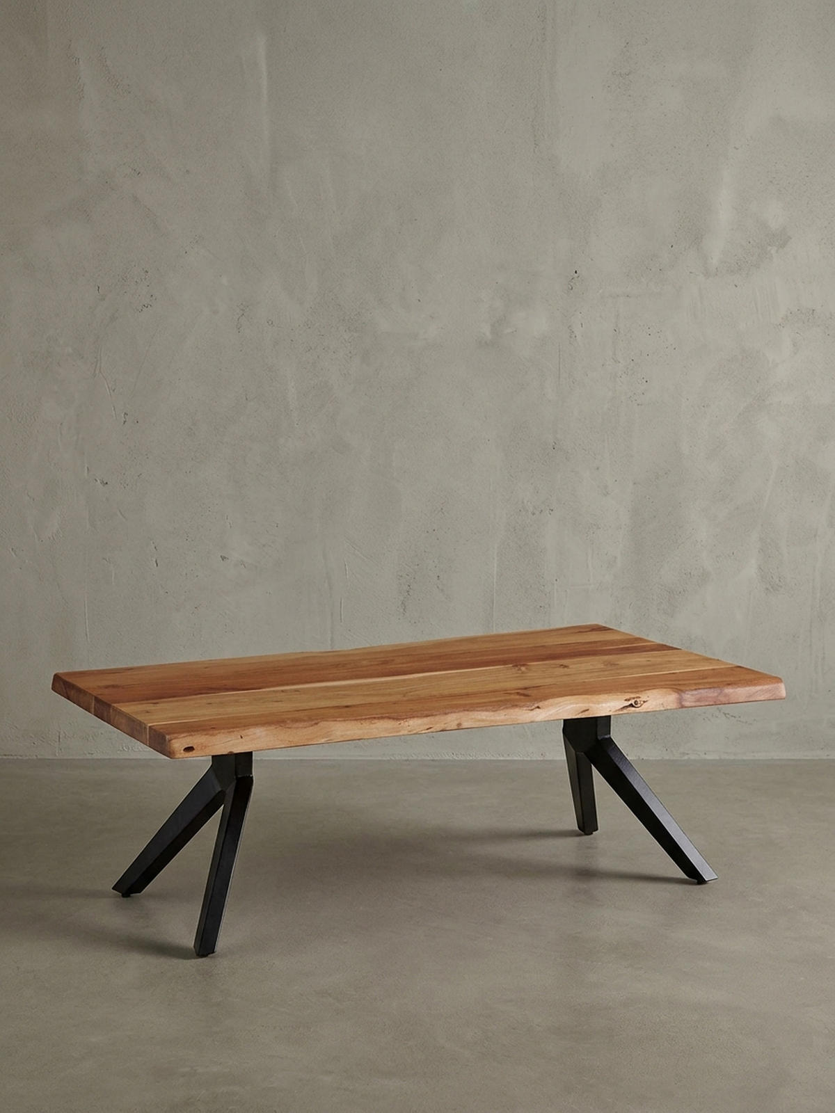 COUCHTISCH in Natur, Massivholz Akazie, Baumkante, pulverbeschichteter Edelstahl, Unikat - Beige/Schwarz, Holz/Metall (64/115/37cm) - KADIMA DESIGN