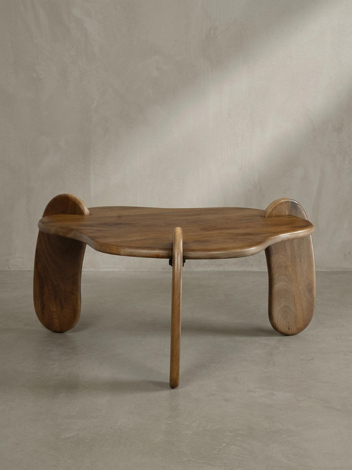 COUCHTISCH in Walnussfarbe aus Mangoholz Massiv, Niedriges Dreibein-Design, Organisch, 78x78x39.5cm - Braun, Holz (78/78/40cm) - KADIMA DESIGN