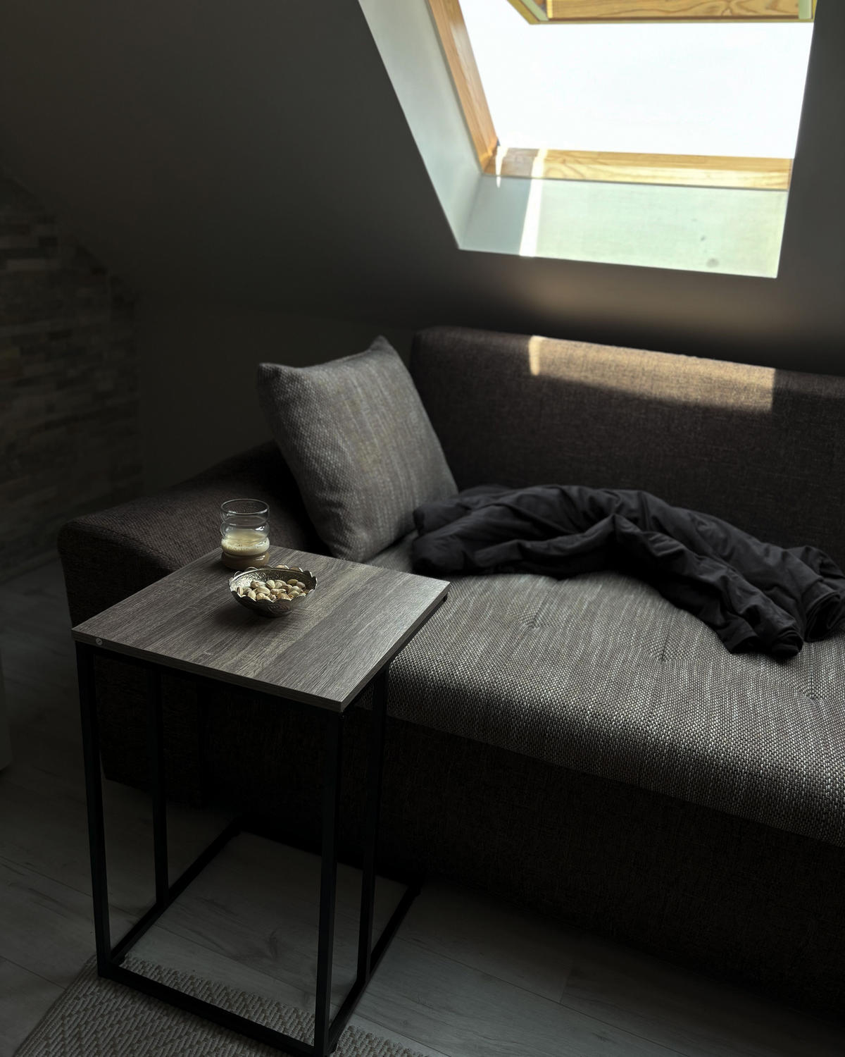 PŘÍSTAVNÝ STOLEK Holzoptik taupe čtvercový 40/40 cm Troy - tmavě hnědá/černá, kompozitní dřevo (40/40/61cm) - Beliani