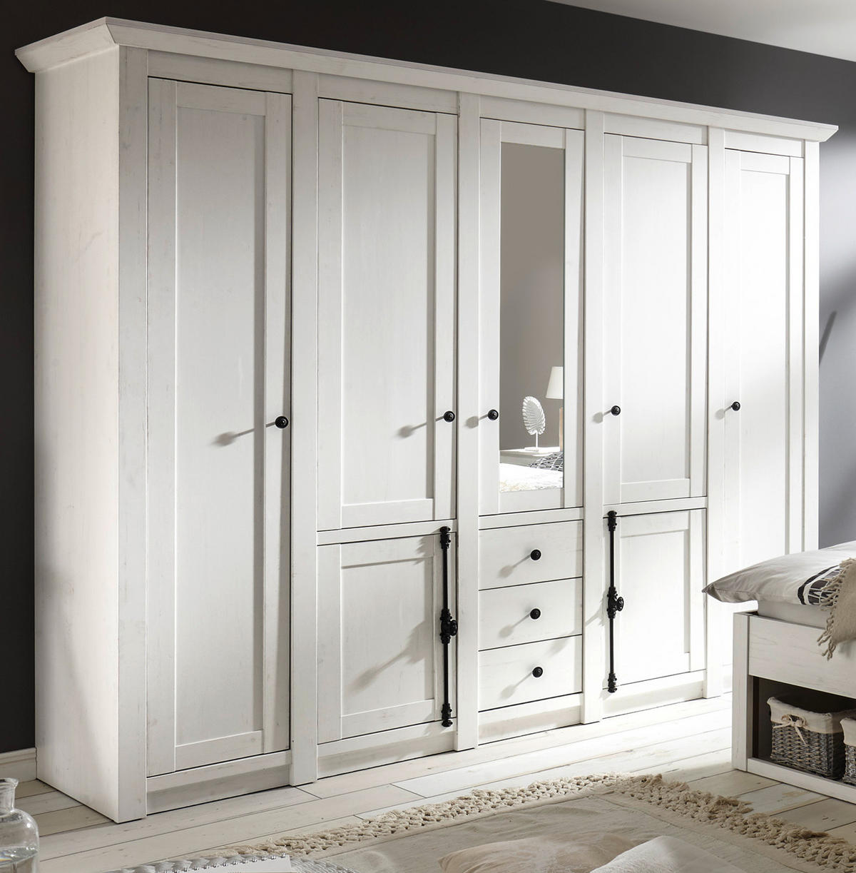 KLEIDERSCHRANK Pinie weiß 236 x 206 cm, Drehtürenkleiderschrank 7-türig - Schwarz/Weiß, Holzwerkstoff/Metall (236/206/64cm) - Furn.Design