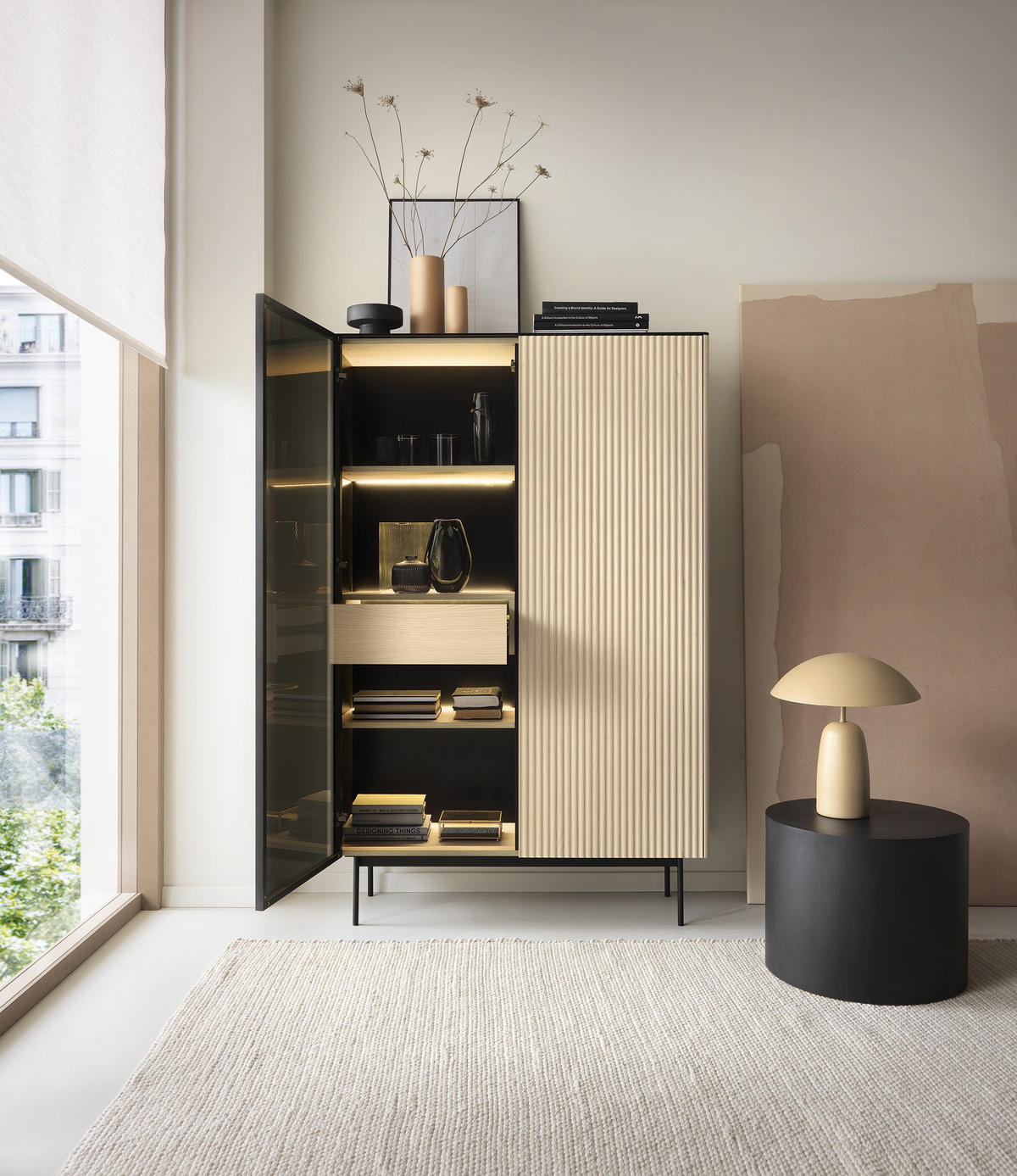 VITRINE Rita Vincenza Eiche, Hochschrank mit LED Beleuchtung und Glasfront - Eichefarben/Schwarz, Holzwerkstoff (107/163/39cm) - Bettso
