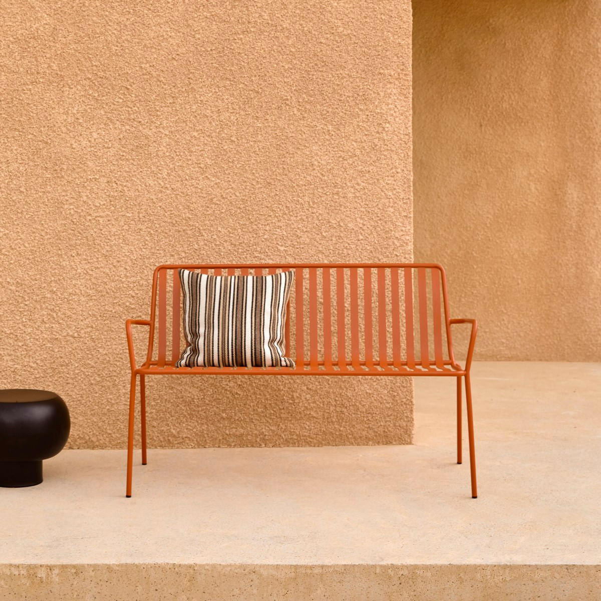 GARTENBANK Gaby Orange aus Metall - Orange, Metall (132/80/57cm) - Tikamoon