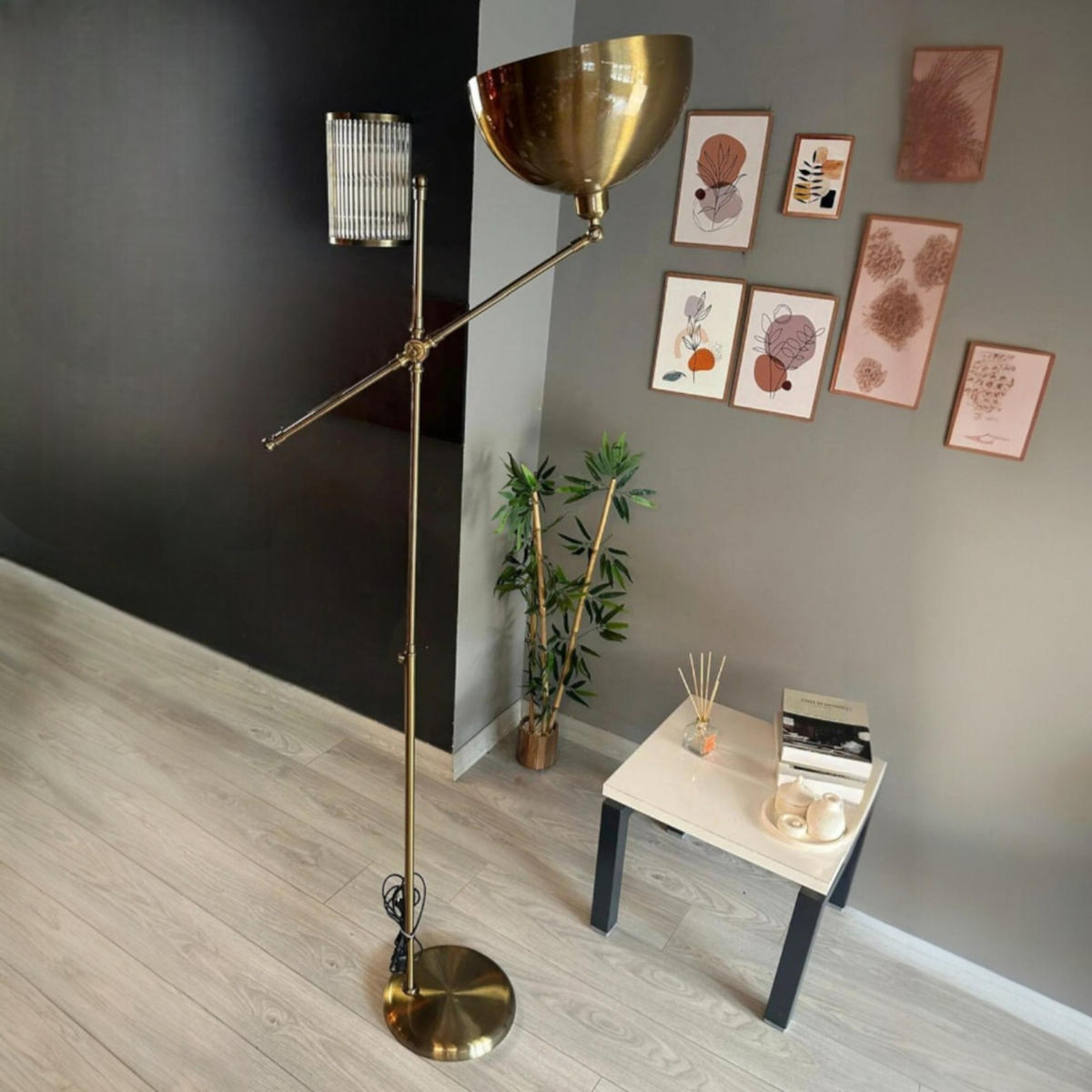STEHLAMPE Stelan aus Metall mit E27, verstellbarer Lampenschirm - Messingfarben, Metall (37/37/171cm) - Bamyum