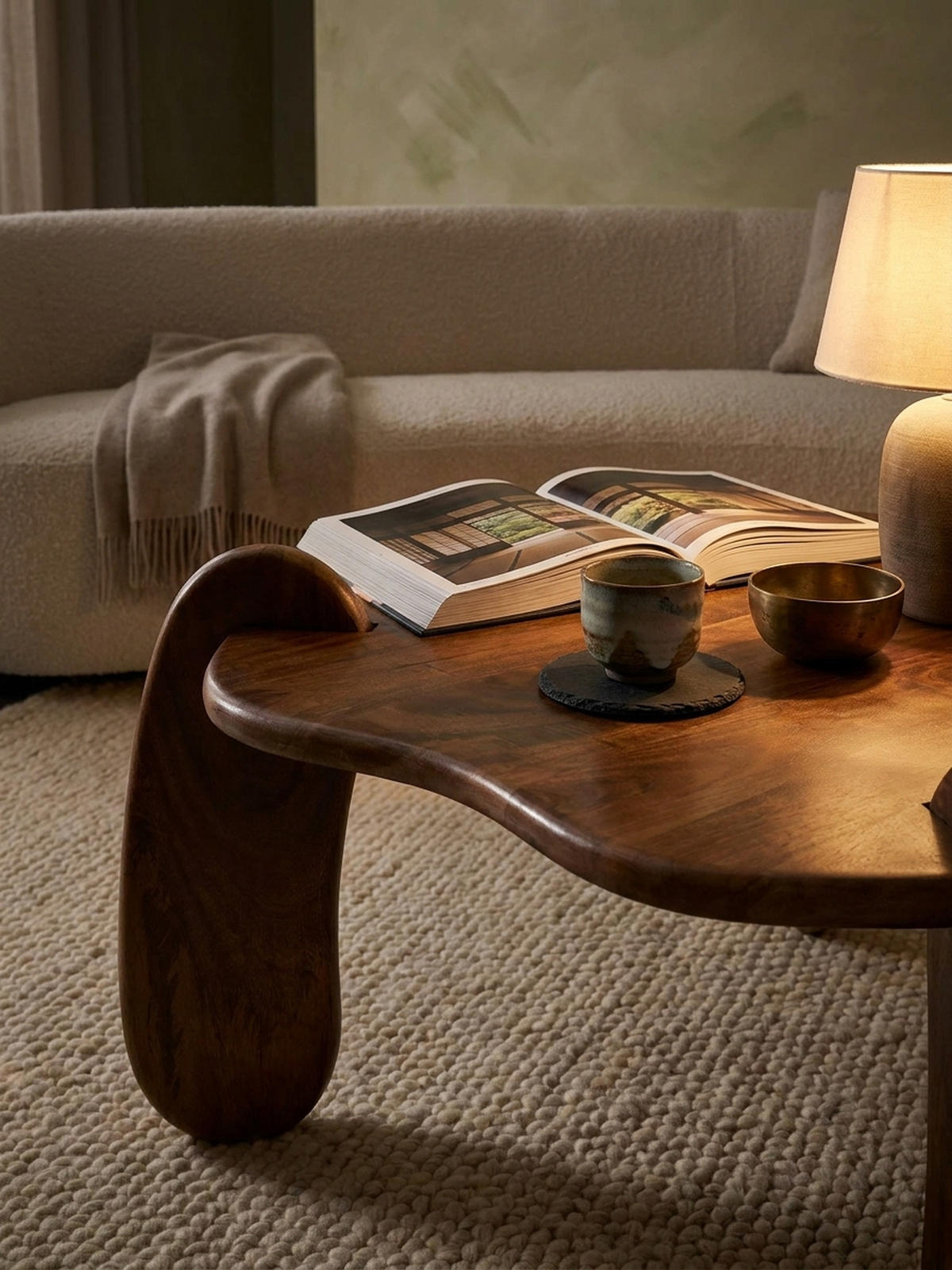 COUCHTISCH in Walnussfarbe aus Mangoholz Massiv, Niedriges Dreibein-Design, Organisch, 78x78x39.5cm - Braun, Holz (78/78/40cm) - KADIMA DESIGN