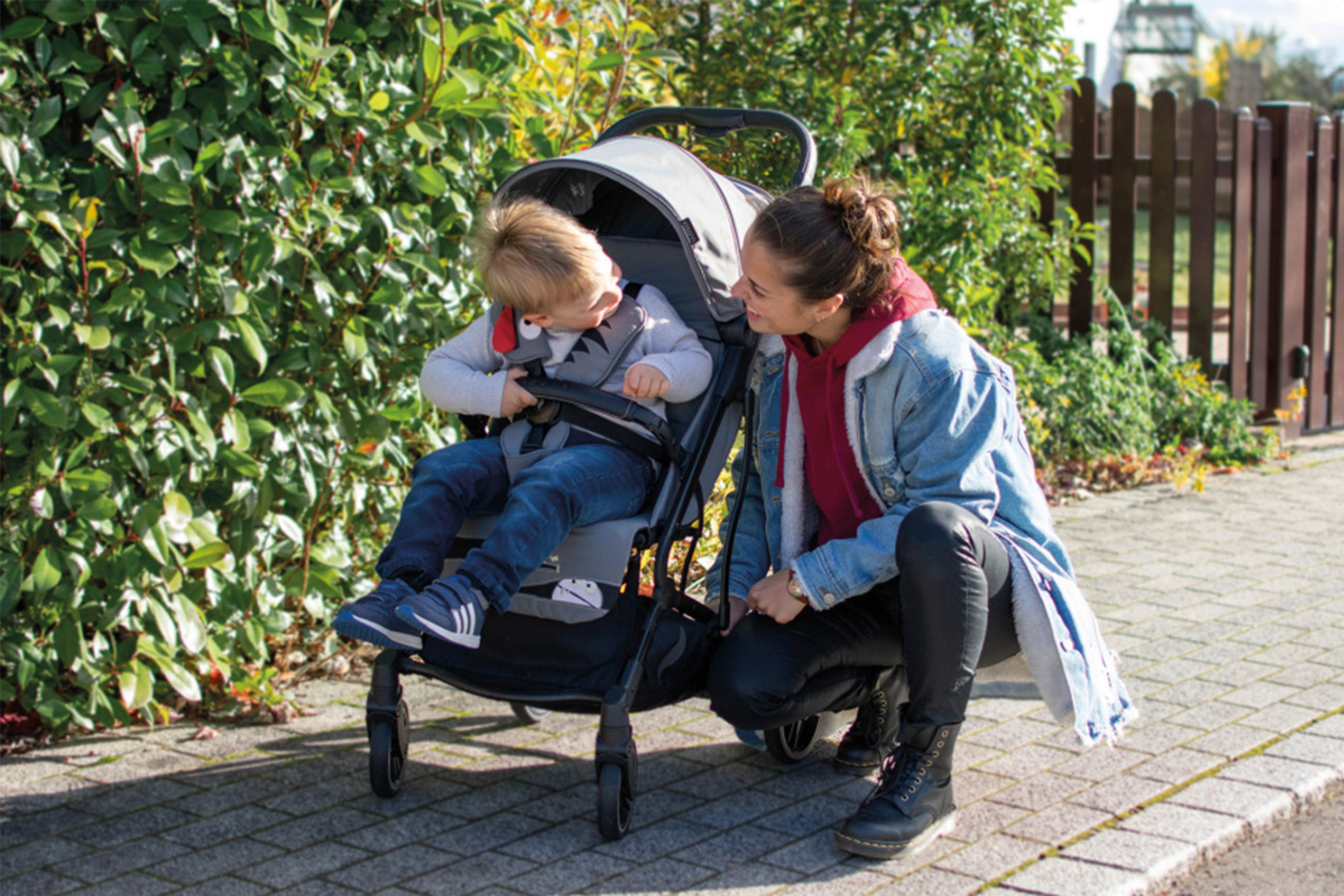 Mutter mit Baby im Kinderwagen
