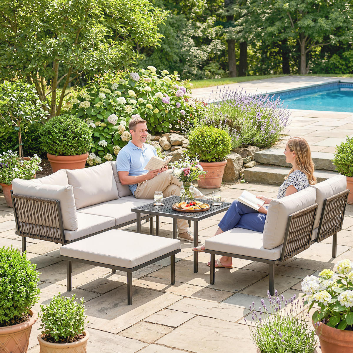 LOUNGE GARTENMÖBEL SET DE-06609, 2 Stühle, Eckstuhl, Lamell-Tisch, Fußhocker - Hellgrau, Textil/Metall - ComfortXL