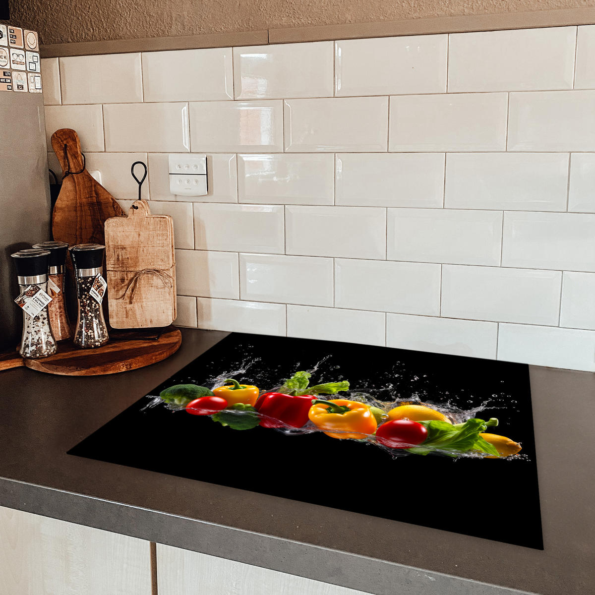 HERDABDECKPLATTE Paprika - Wasser - Gemüse - Schwarz 65x52 cm - Multicolor, Kunststoff (65/0.2/52cm) - MuchoWow