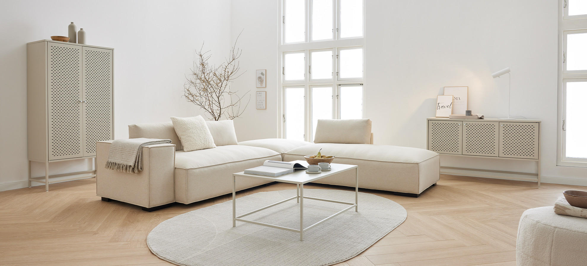 Helles Wohnzimmer mit Sofa und Couchtisch - Einrichtungsstile