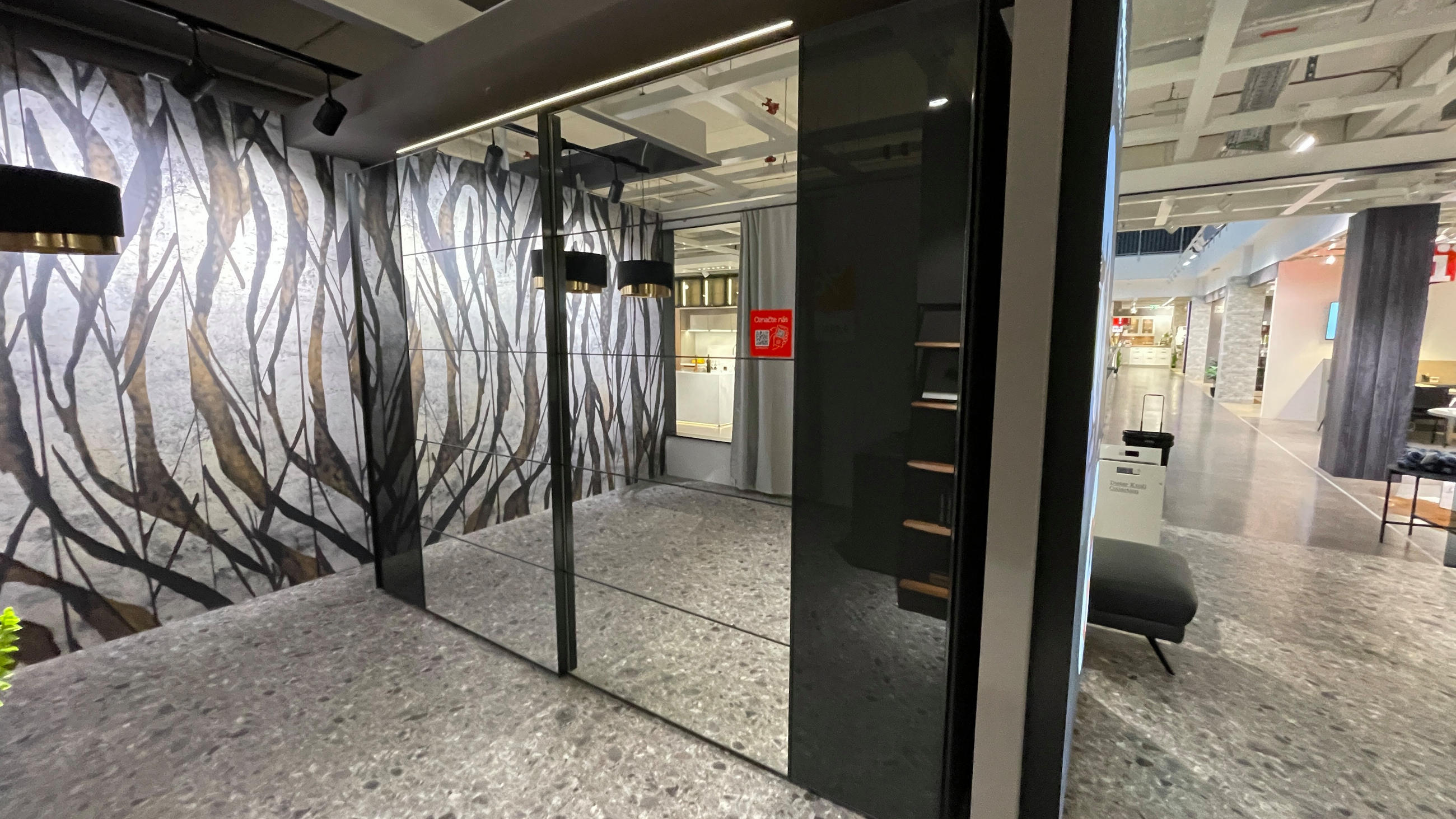 SKŘÍŇ S POSOUVACÍMI DVEŘMI GRANADA