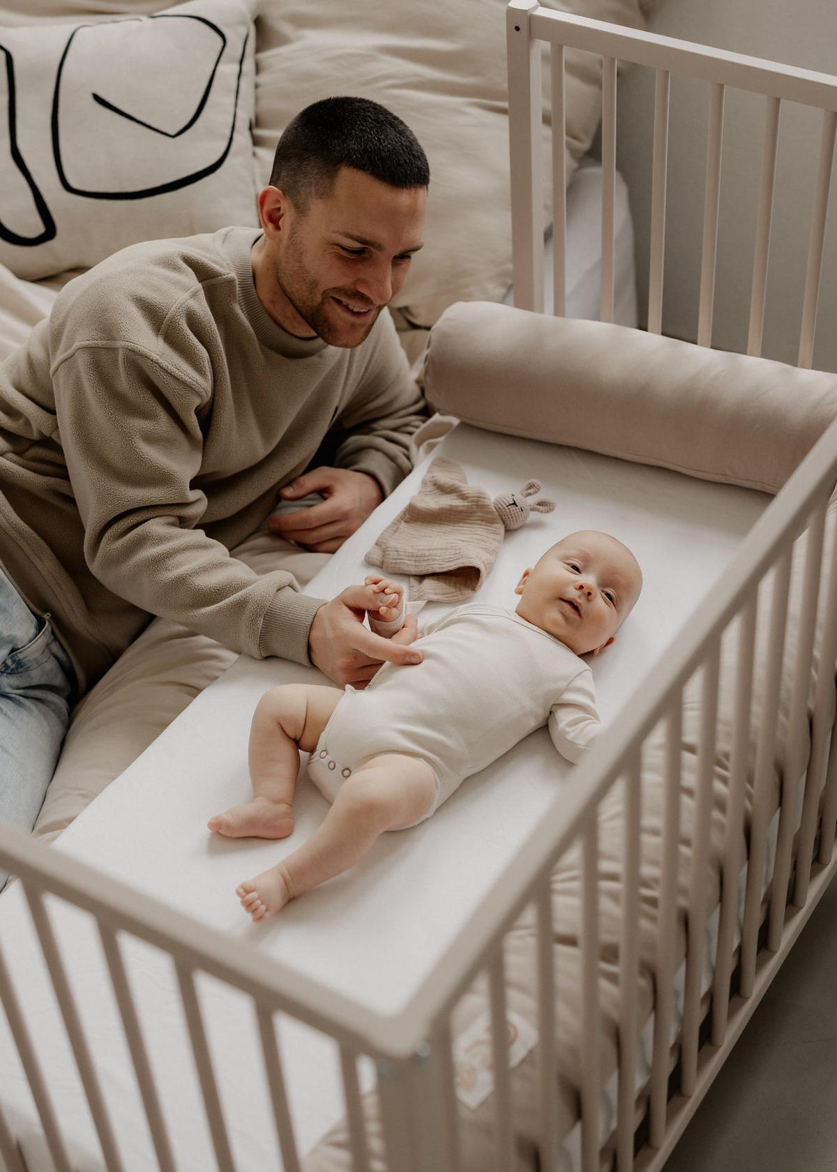 BEISTELLBETT mit Matratze SleepPlus & Umbauseite - sahara dust - Dreamy 4 in 1 Bett - Sandfarben, Holz (120/90/60cm) - Sämann – make a difference.