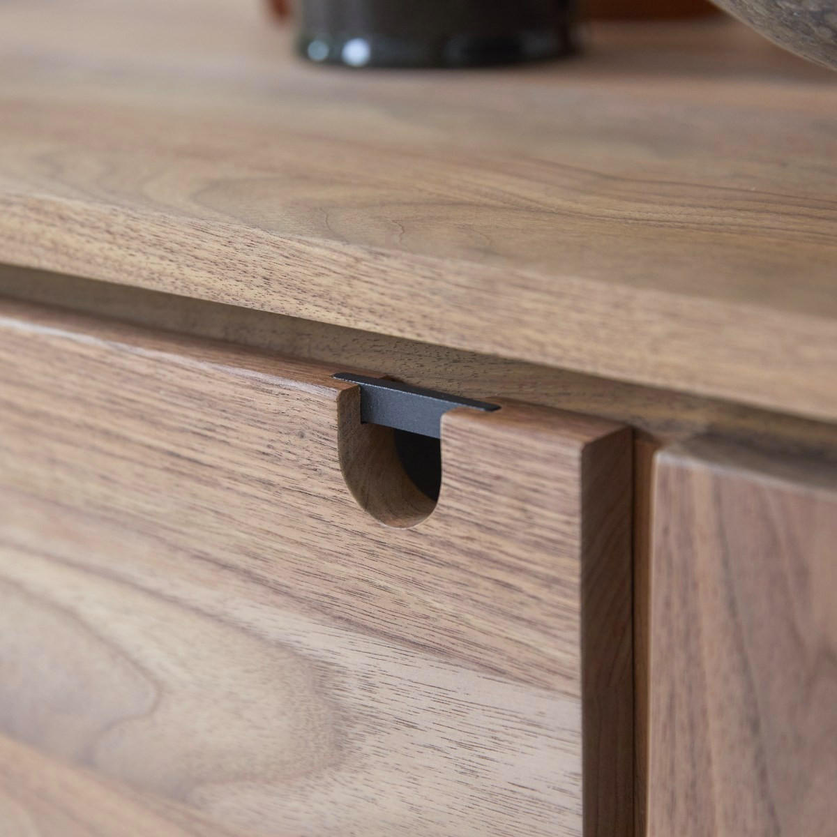 AUFBEWAHRUNGSMÖBEL Jonàk Dunkelbraun aus Walnuss - Dunkelbraun, Holz (93/80/50cm) - Tikamoon