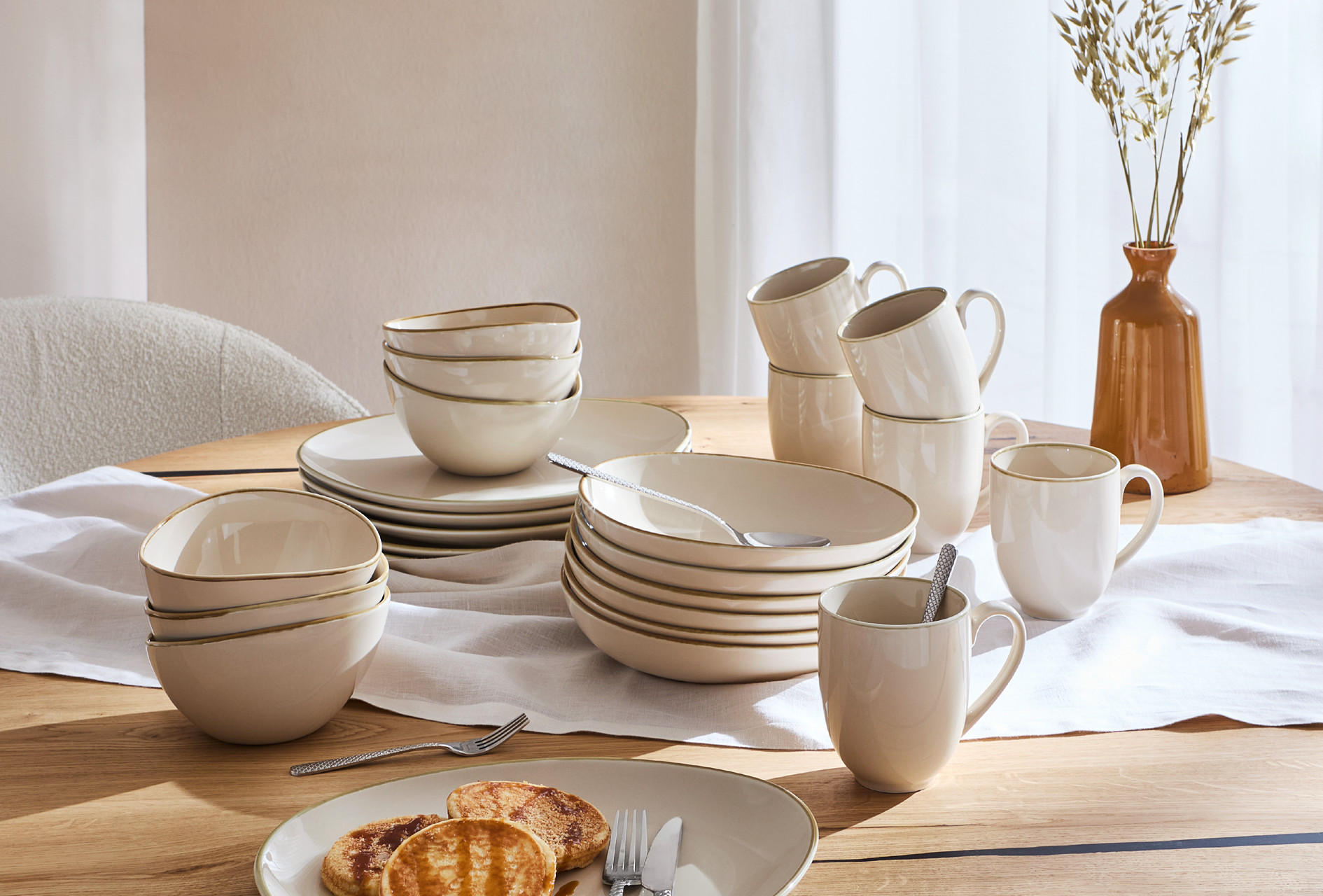 Geschirr beige