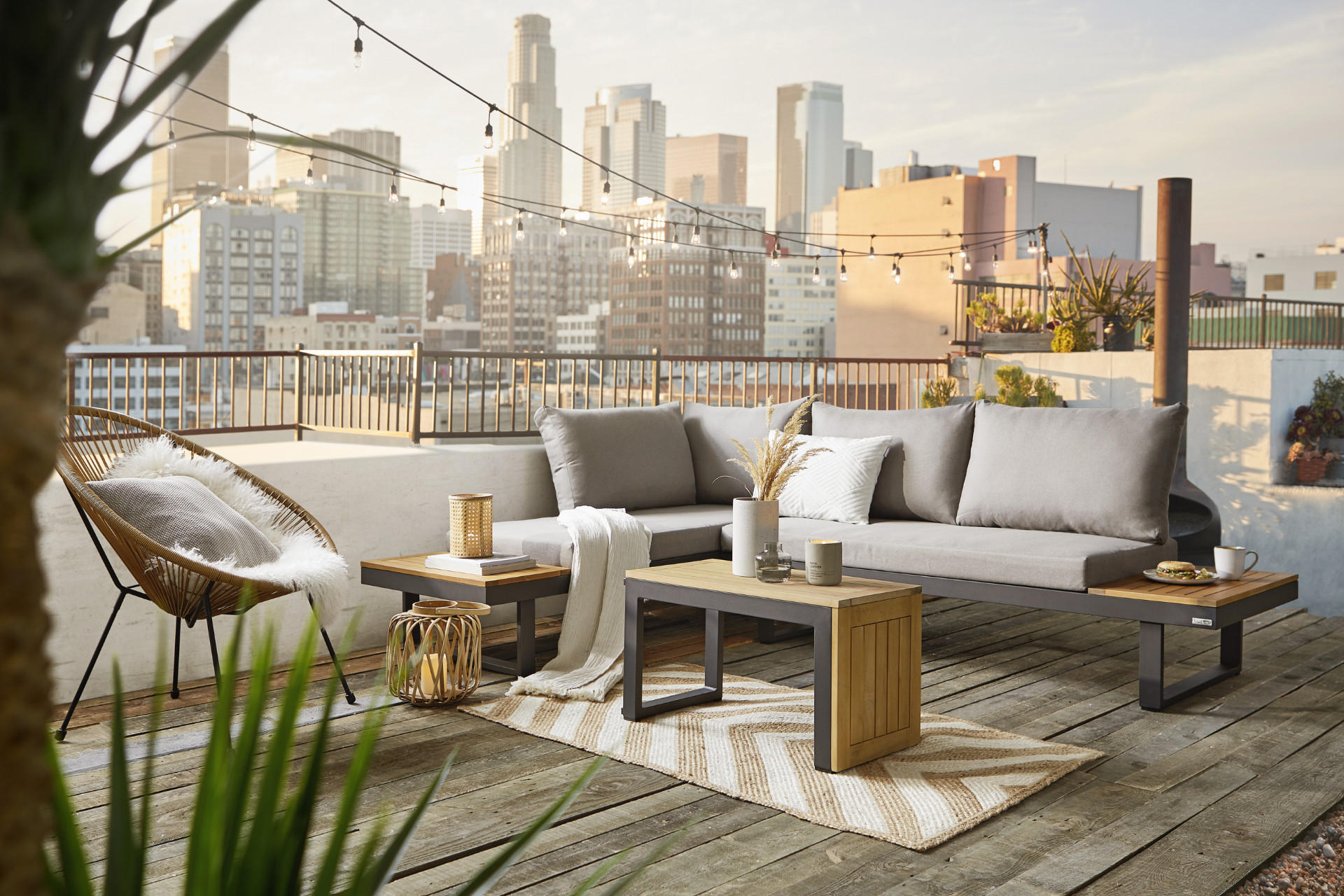Moderne Gartenlounge auf einer Terrasse mit Skyline